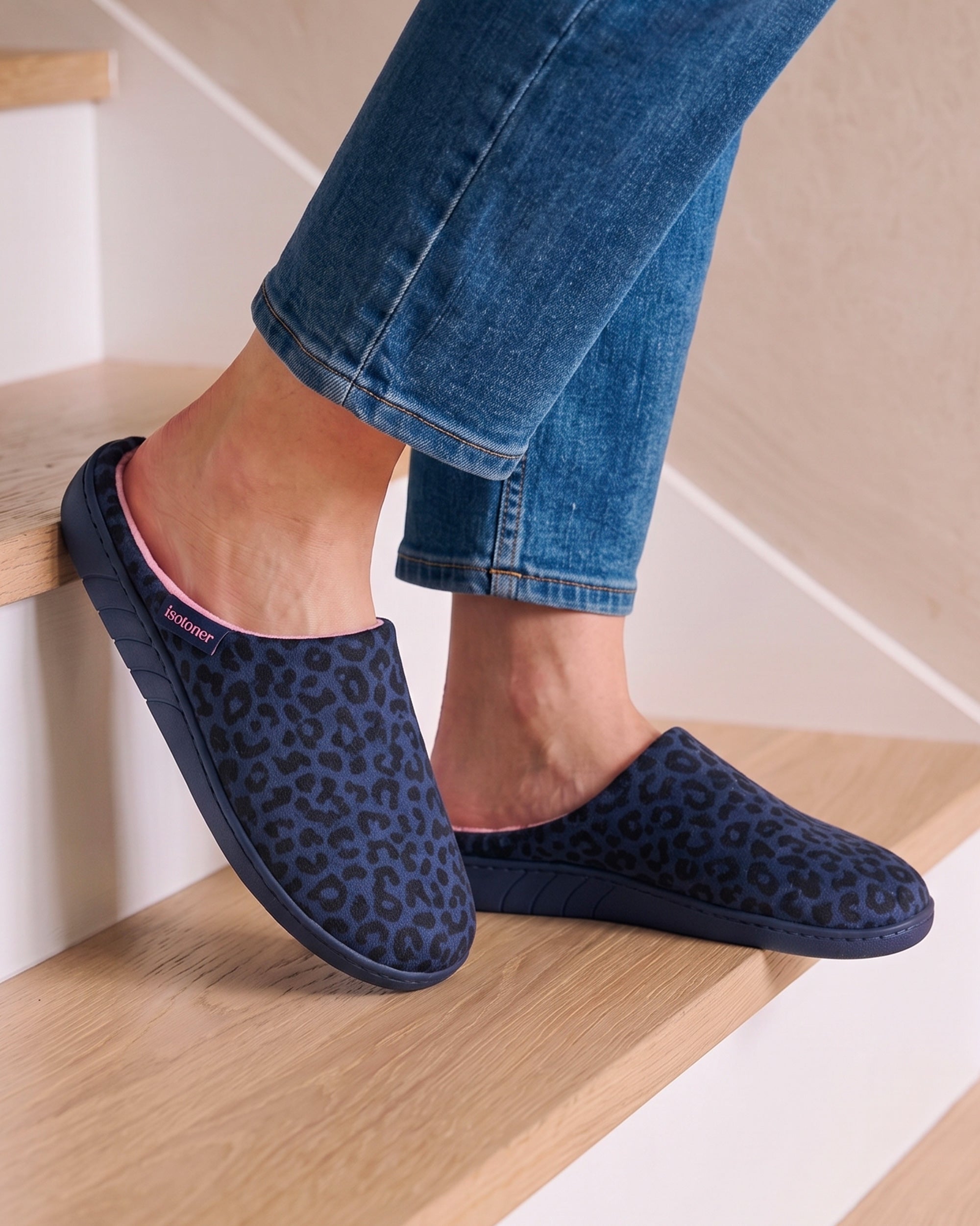 isotoner-chaussons-mules-femme-l-opard-marine image 2