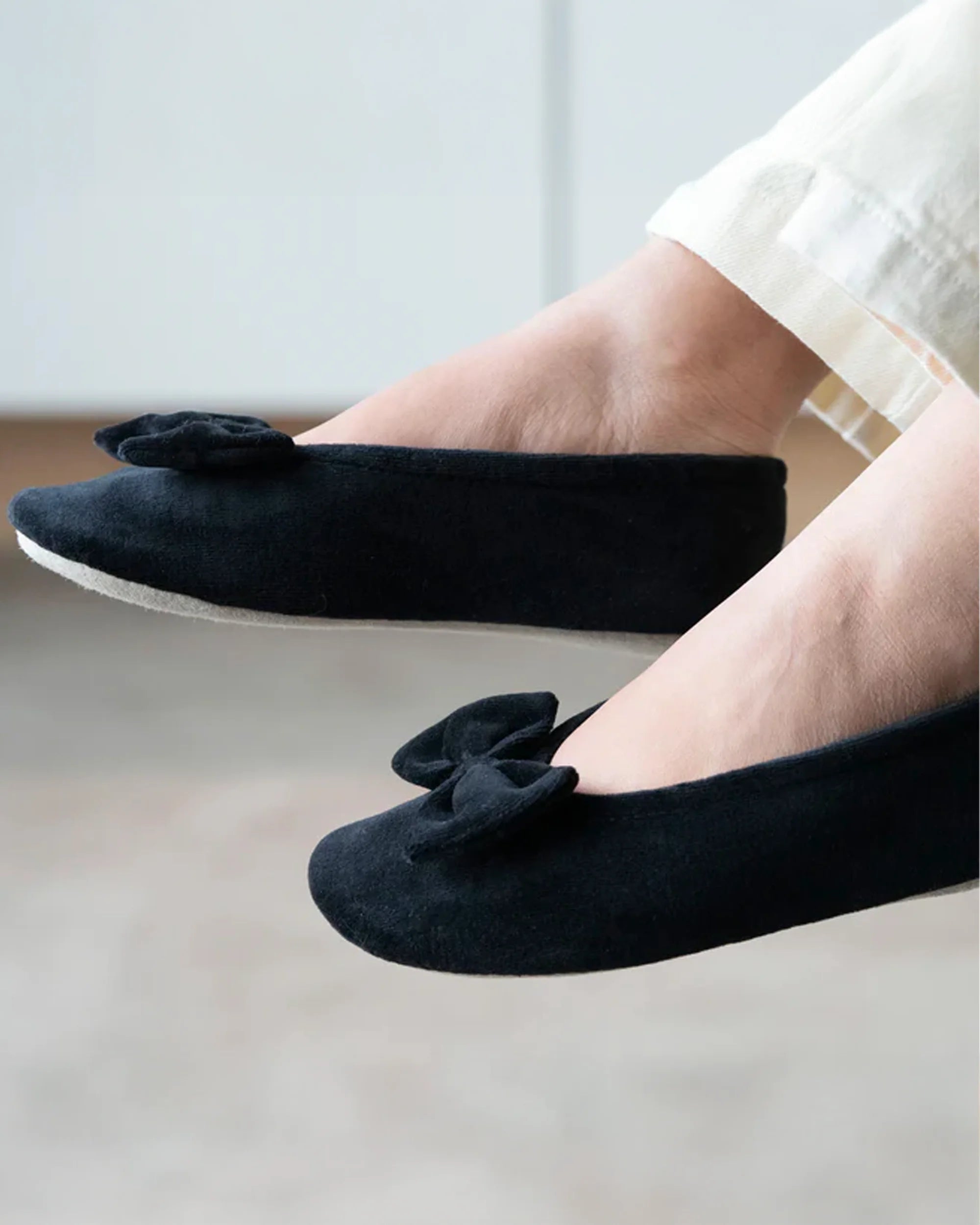 isotoner-chaussons-ballerines-femme-grand-n-ud-noir-coton-bio image 2