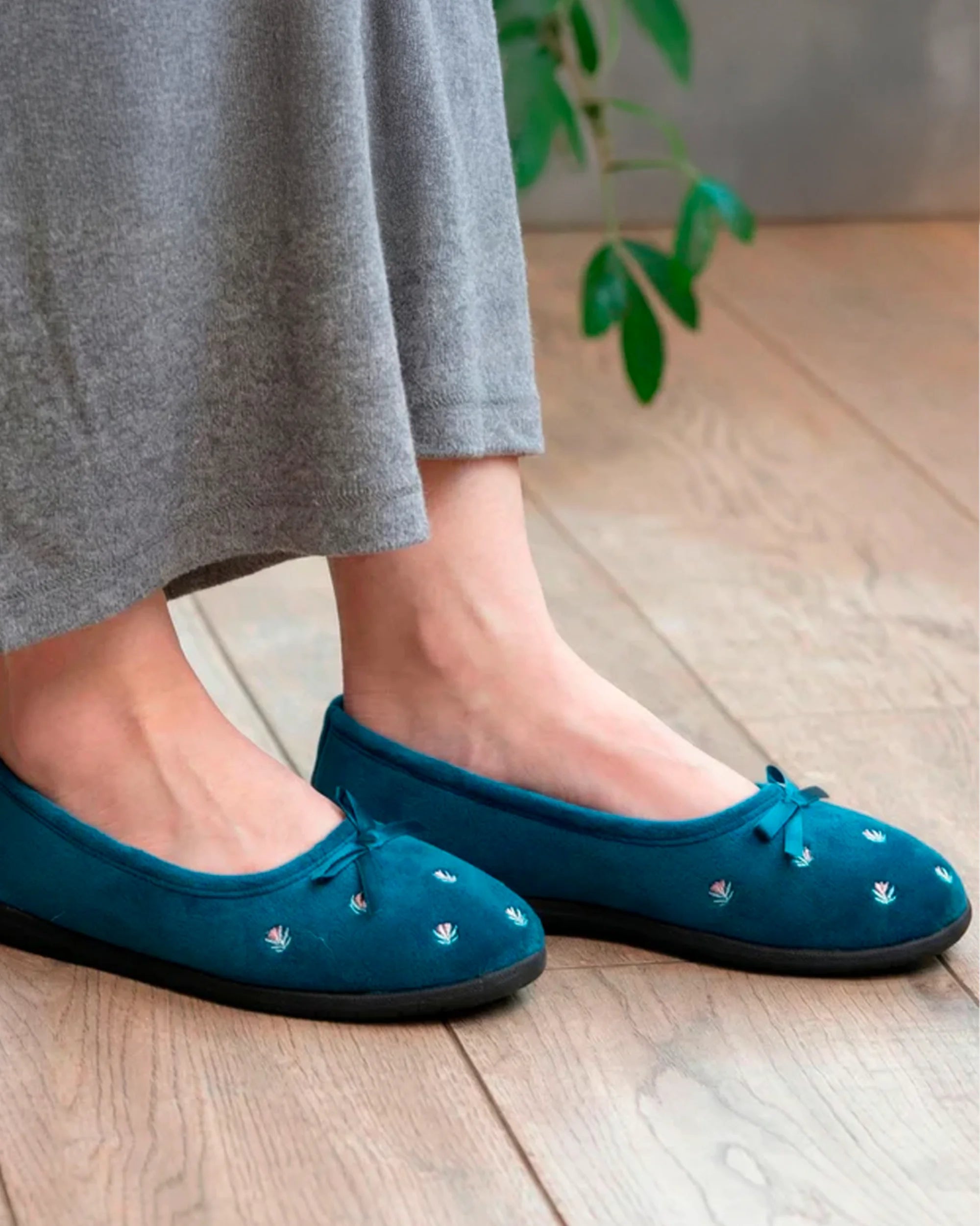isotoner-chaussons-ballerines-femme-bleu-canard-fleurs-velours image 2