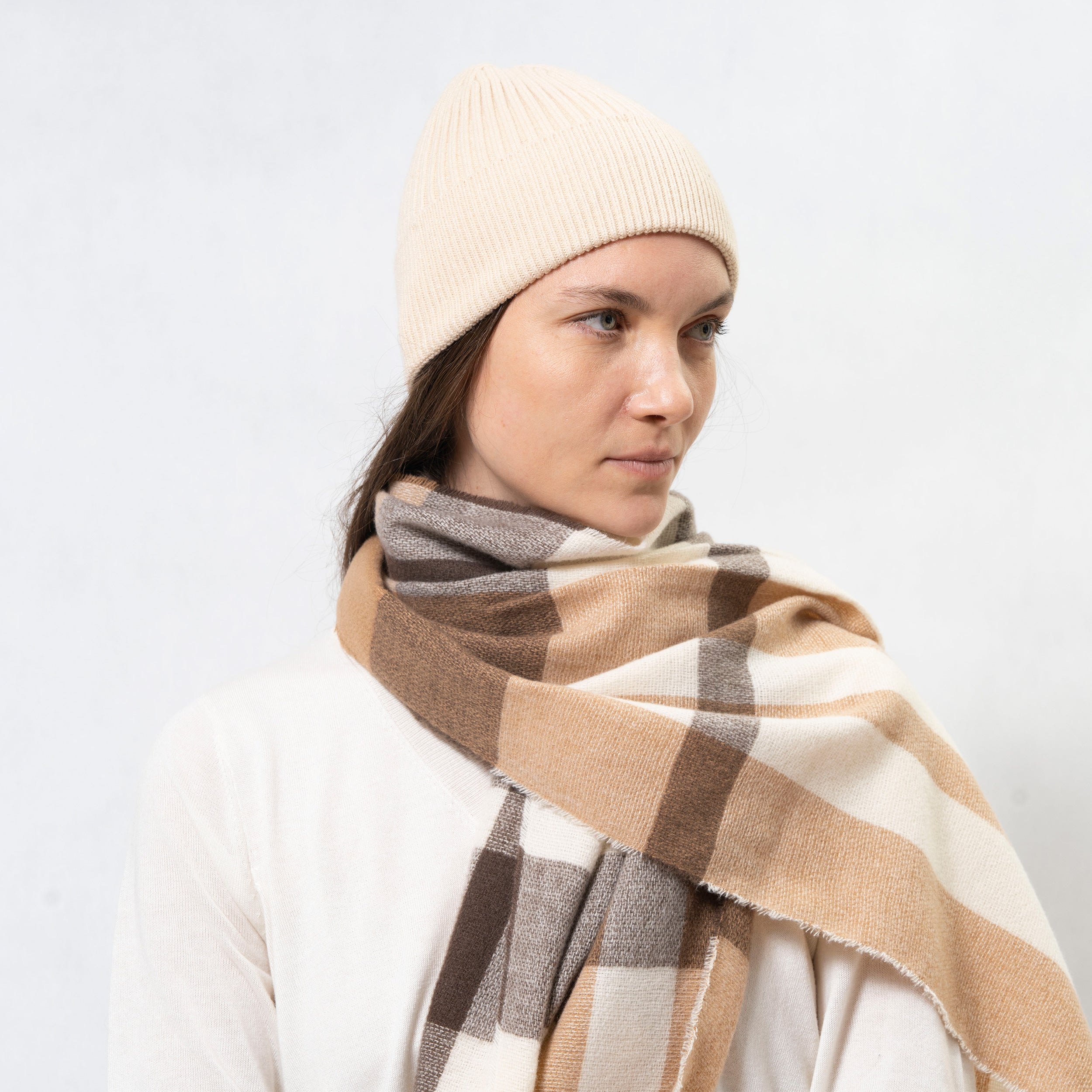 isotoner-charpe-femme-ultra-doux-tartan-beige-marron-200cm image 2