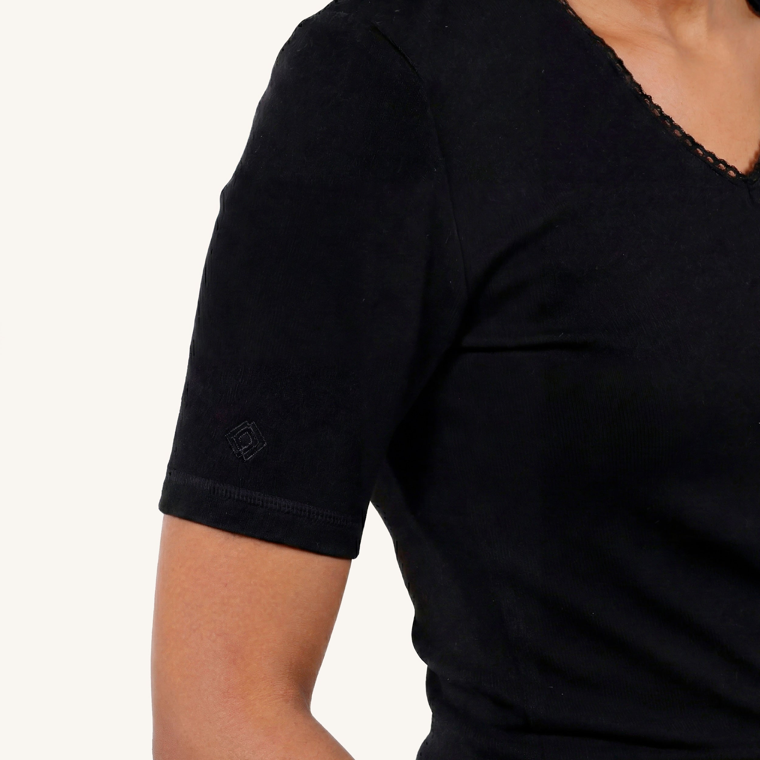 isotoner-t-shirt-manches-courtes-femme-noir-col-v-dentelle image 4