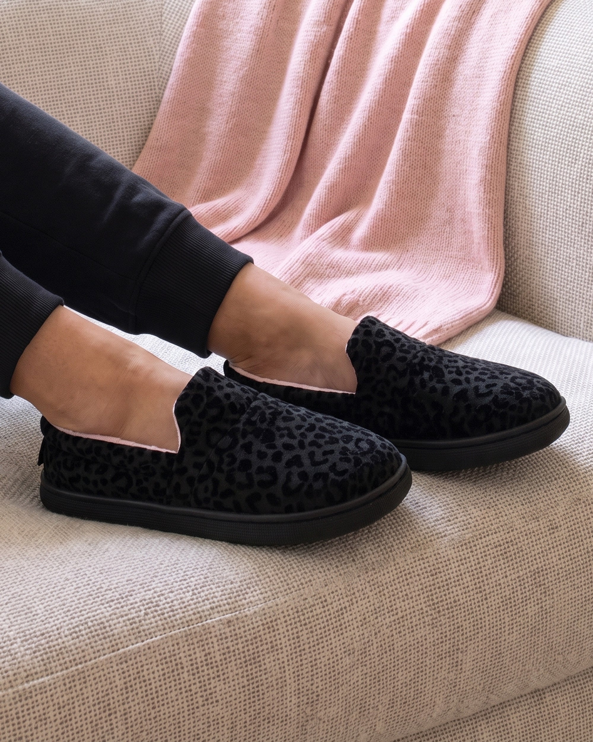 isotoner-bloup-femme-chaussons-slippers-noir-l-opard image 2