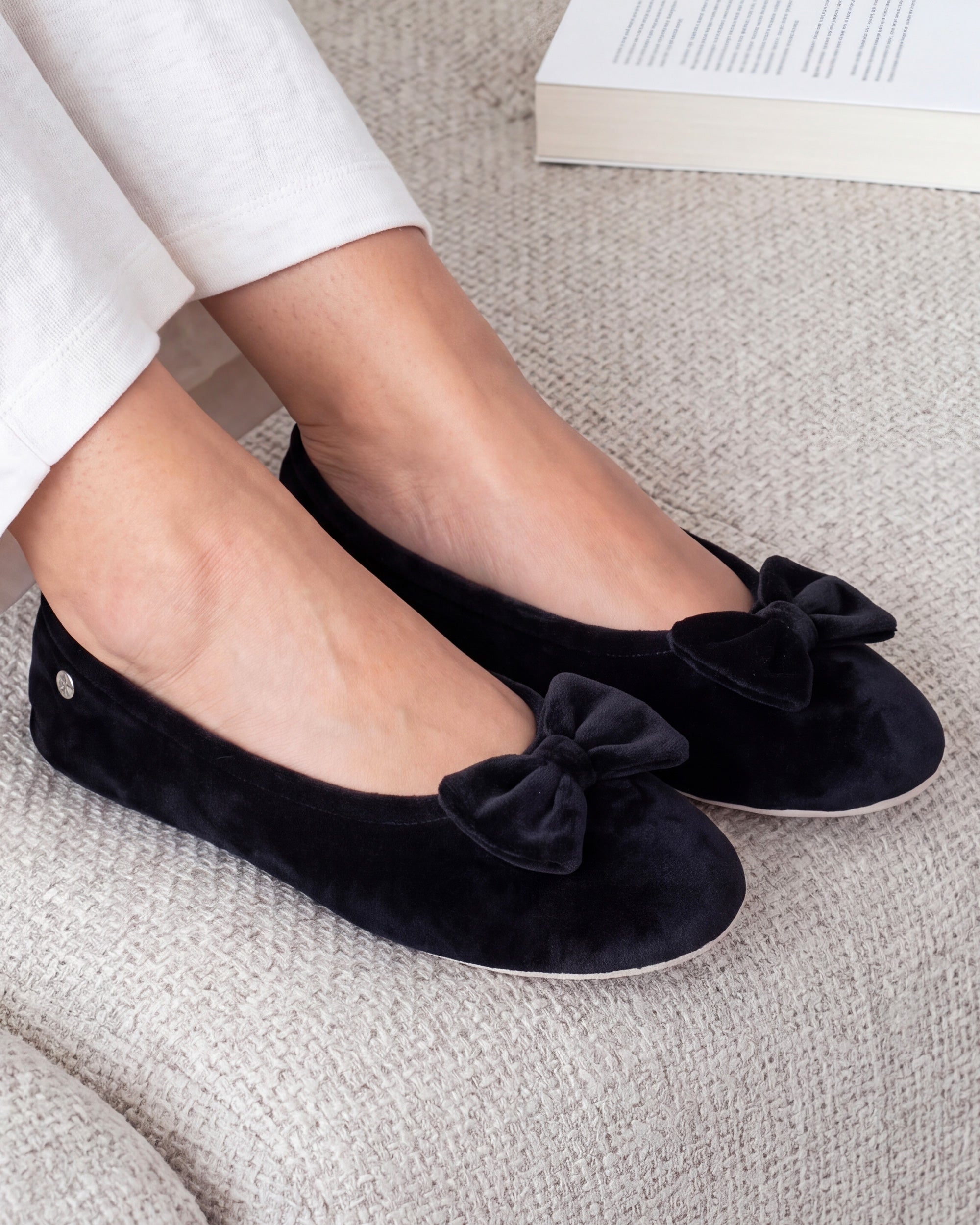 isotoner-chaussons-ballerines-femme-grand-noeud-noir image 2
