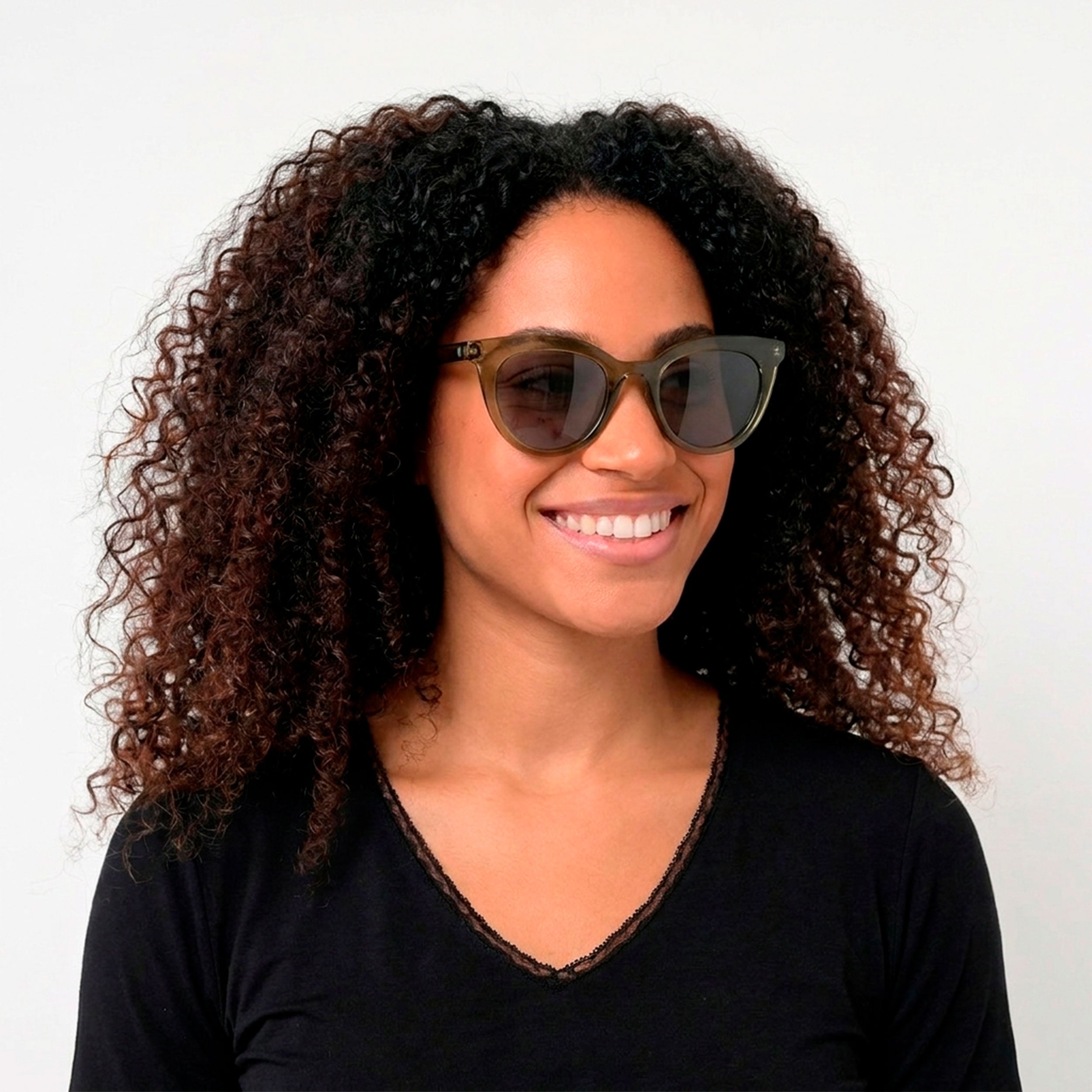 isotoner-lunettes-de-soleil-femme-papillon-kaki-polariss-es image 2