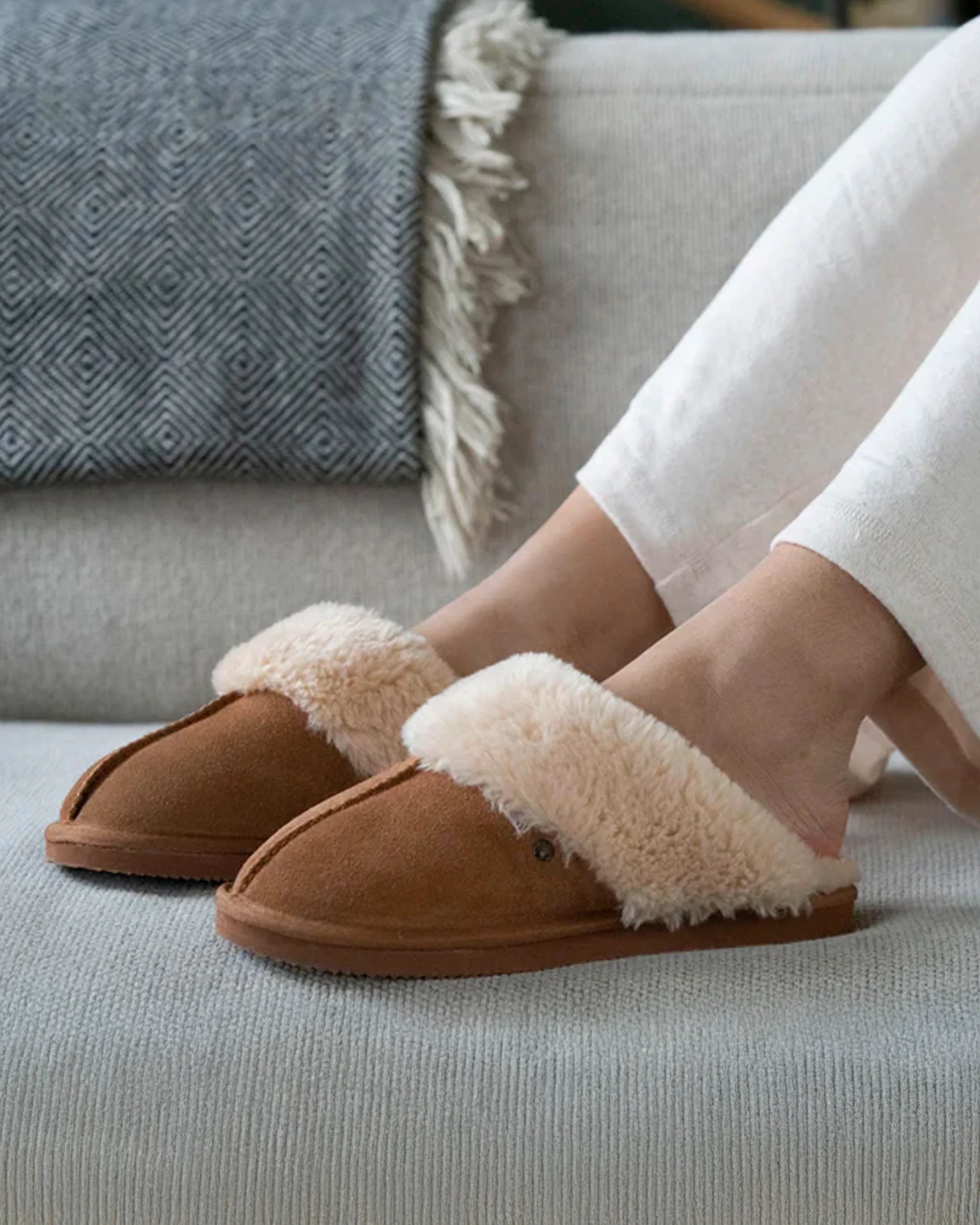 isotoner-chaussons-mules-fourr-es-femme-camel-premium-cuir image 2