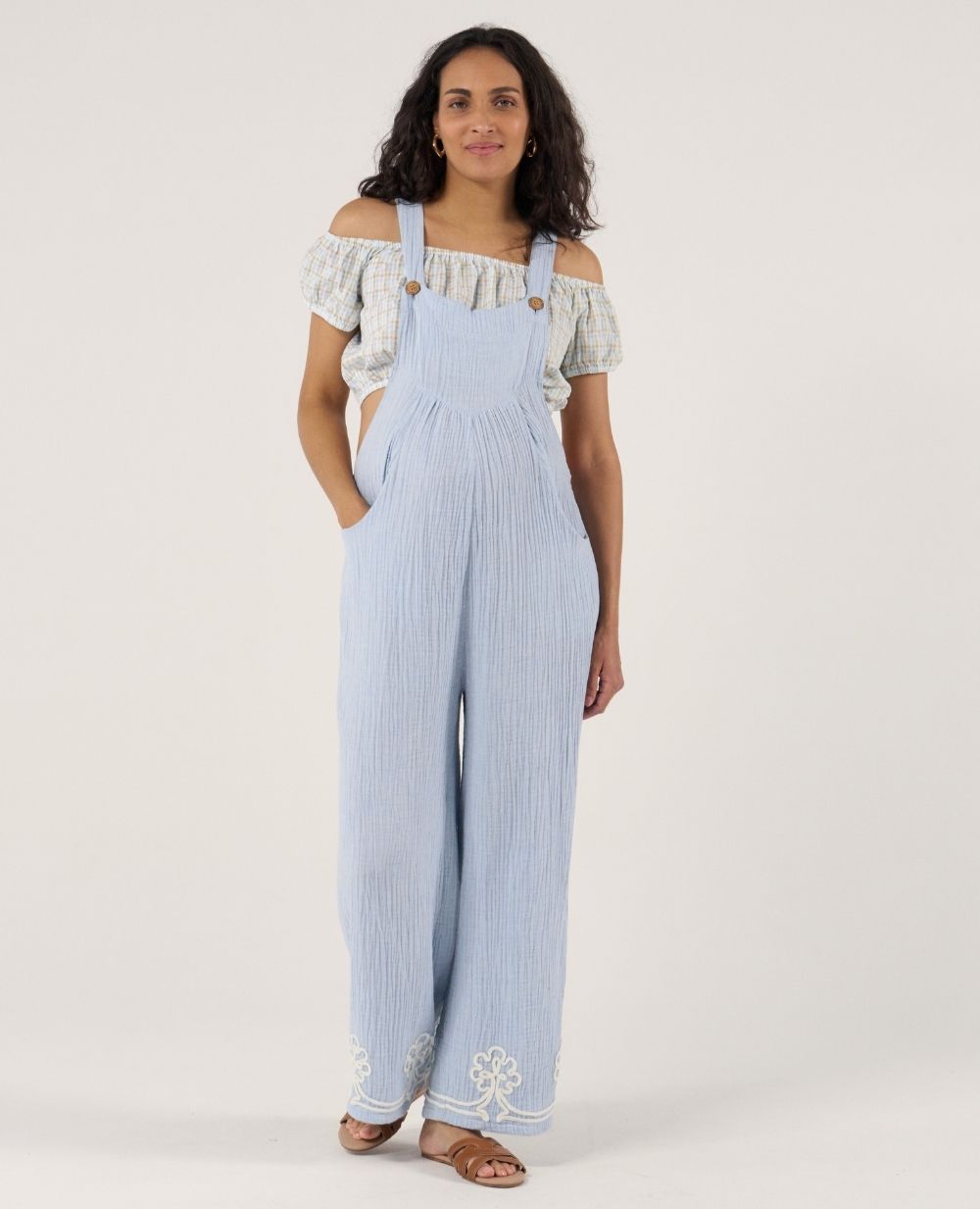 cache-c-ur-yael-salopette-de-maternit-broderie-bleu image 2