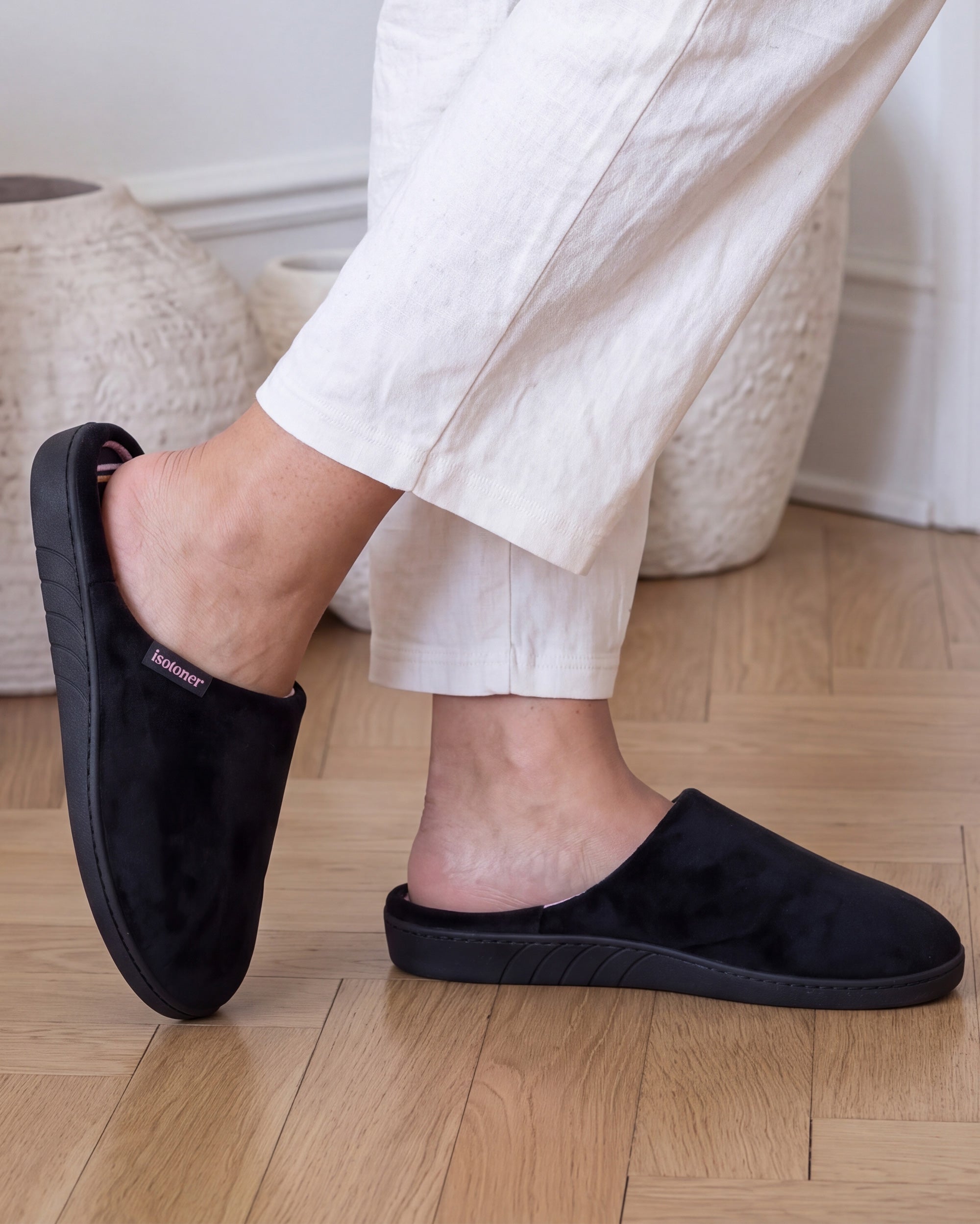 isotoner-chaussons-mules-femme-noir-rayures-m-moire-de-forme image 2