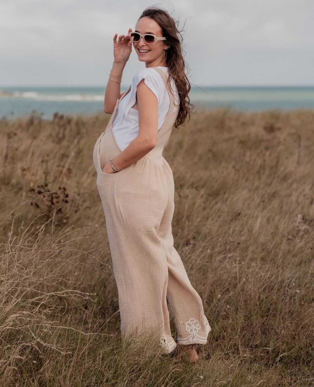 cache-c-ur-yael-salopette-de-maternit-coton-brod-beige image 1