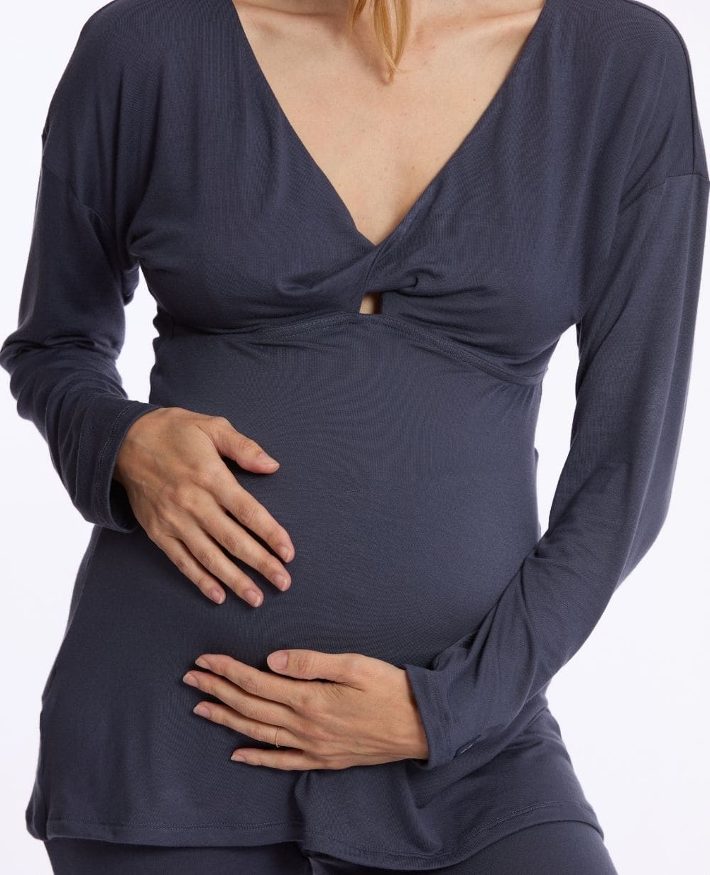 cache-c-ur-t-shirt-grossesse-et-allaitement-louna-manches-longues-bleu-nuit image 4