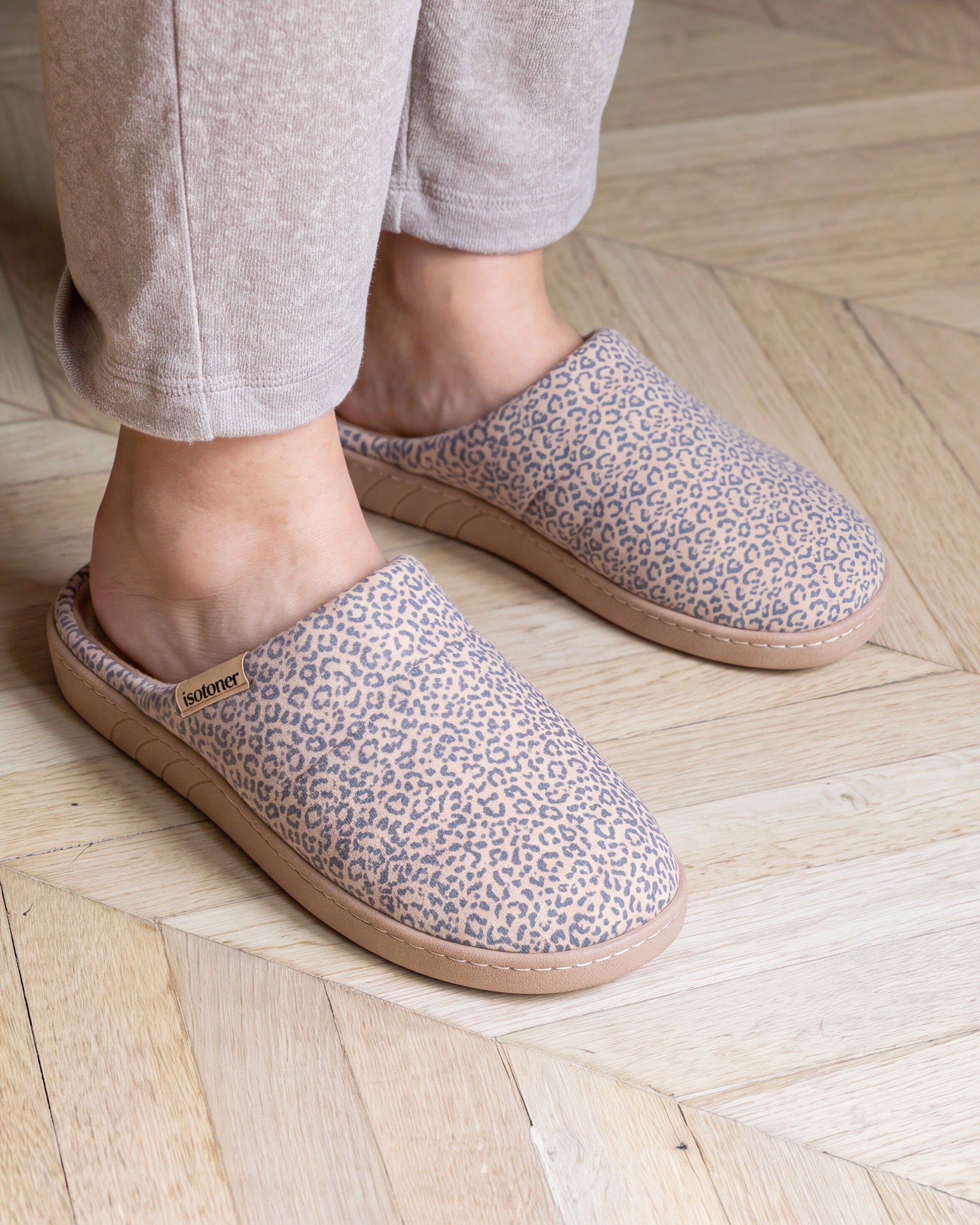 isotoner-chaussons-mules-femme-l-opard-beige-m-moire-de-forme image 2