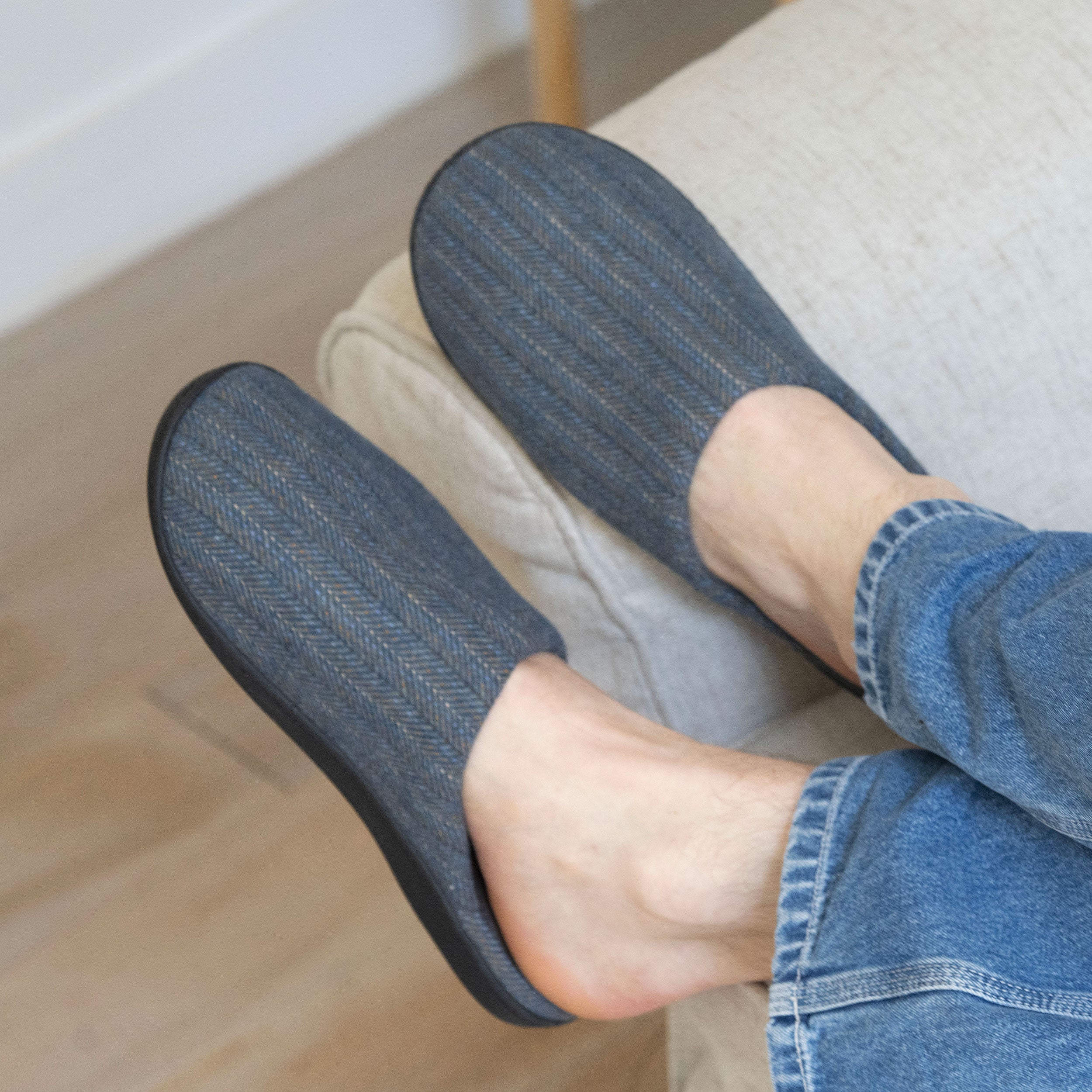 isotoner-mules-chaussons-homme-chevrons-bleus-ergonomiques image 2