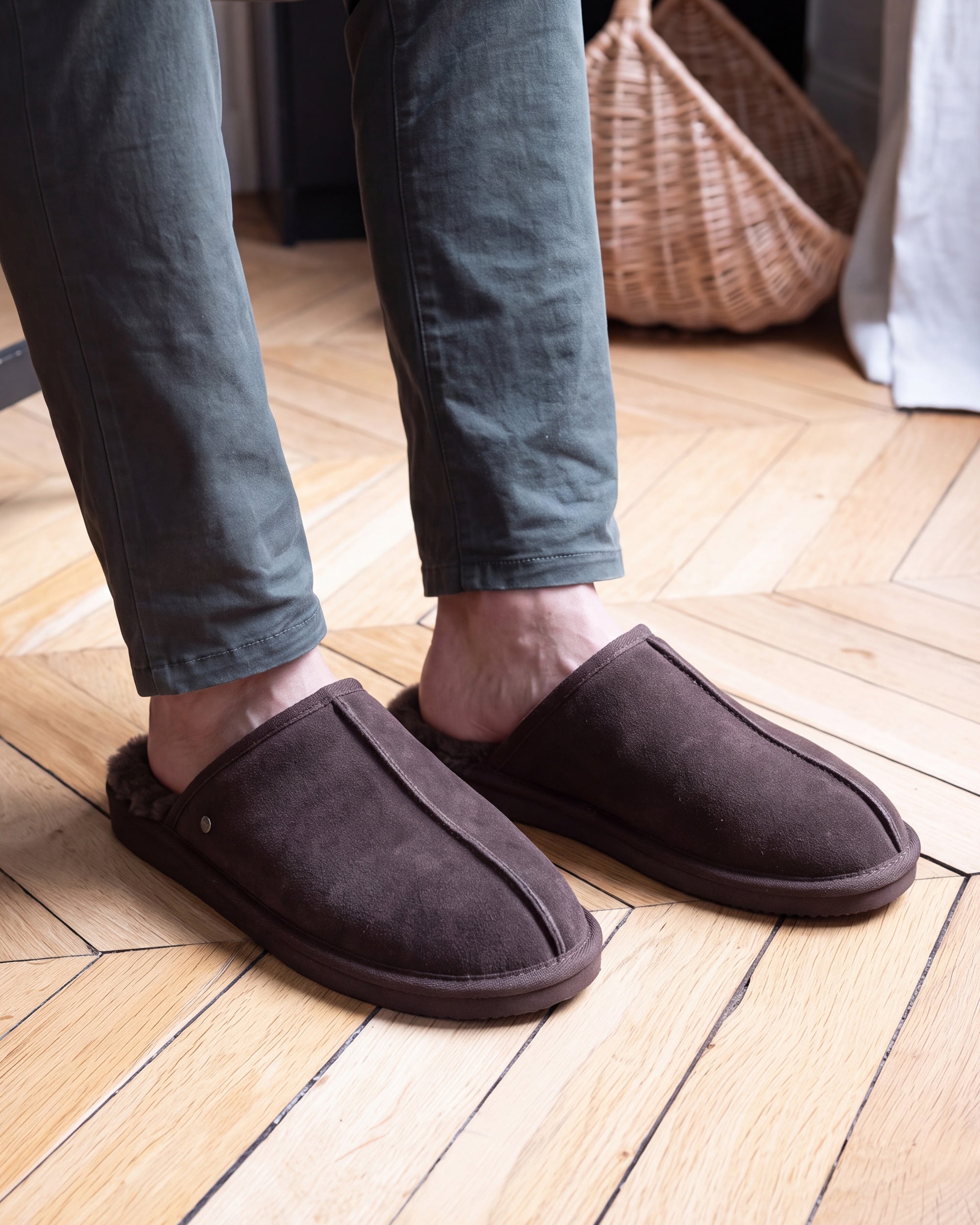 isotoner-chaussons-mules-homme-cuir-chocolat image 2