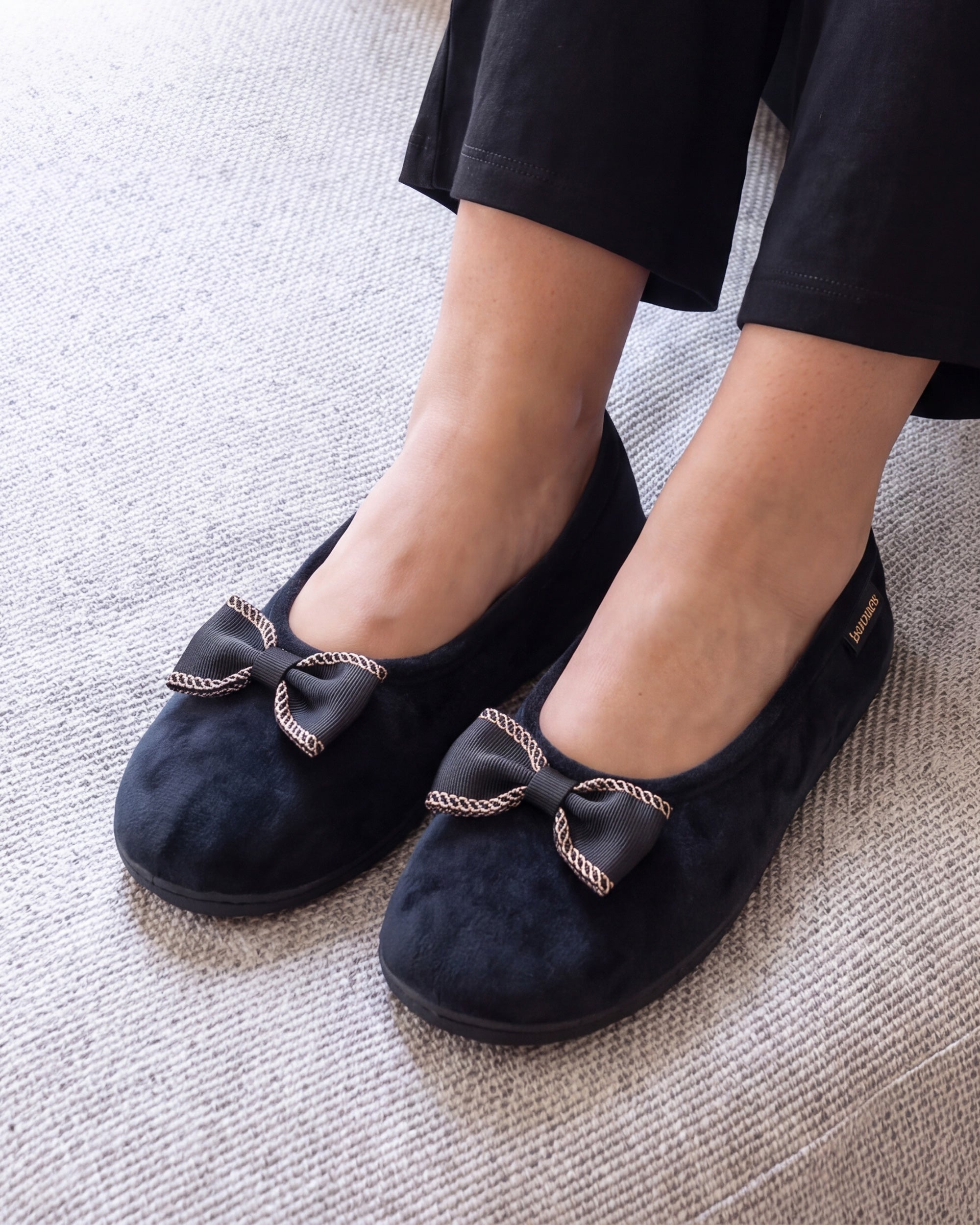 isotoner-chaussons-ballerines-femme-noir-microvelours-m-moire-de-forme image 2