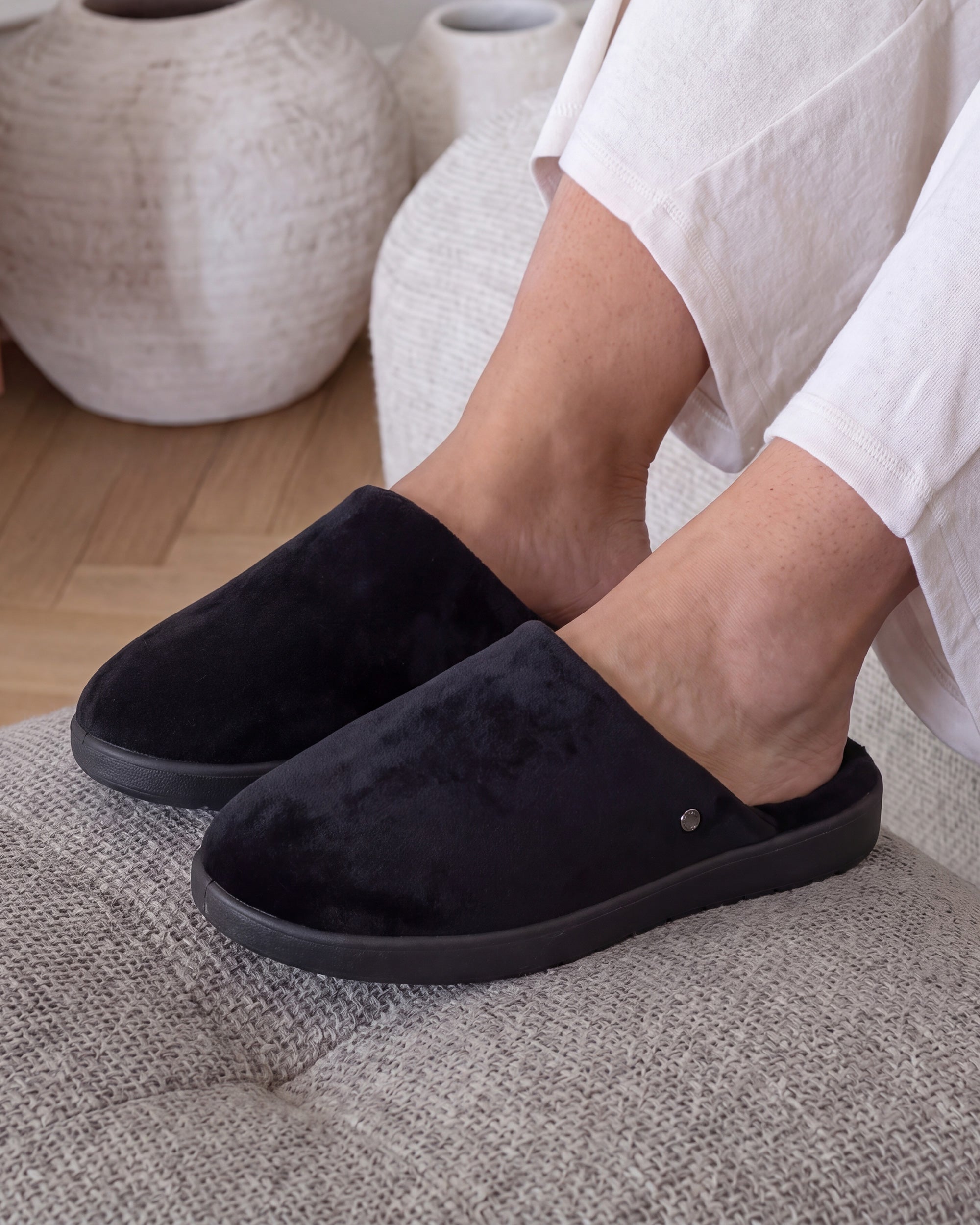 isotoner-chaussons-mules-femme-grand-confort-noir image 2