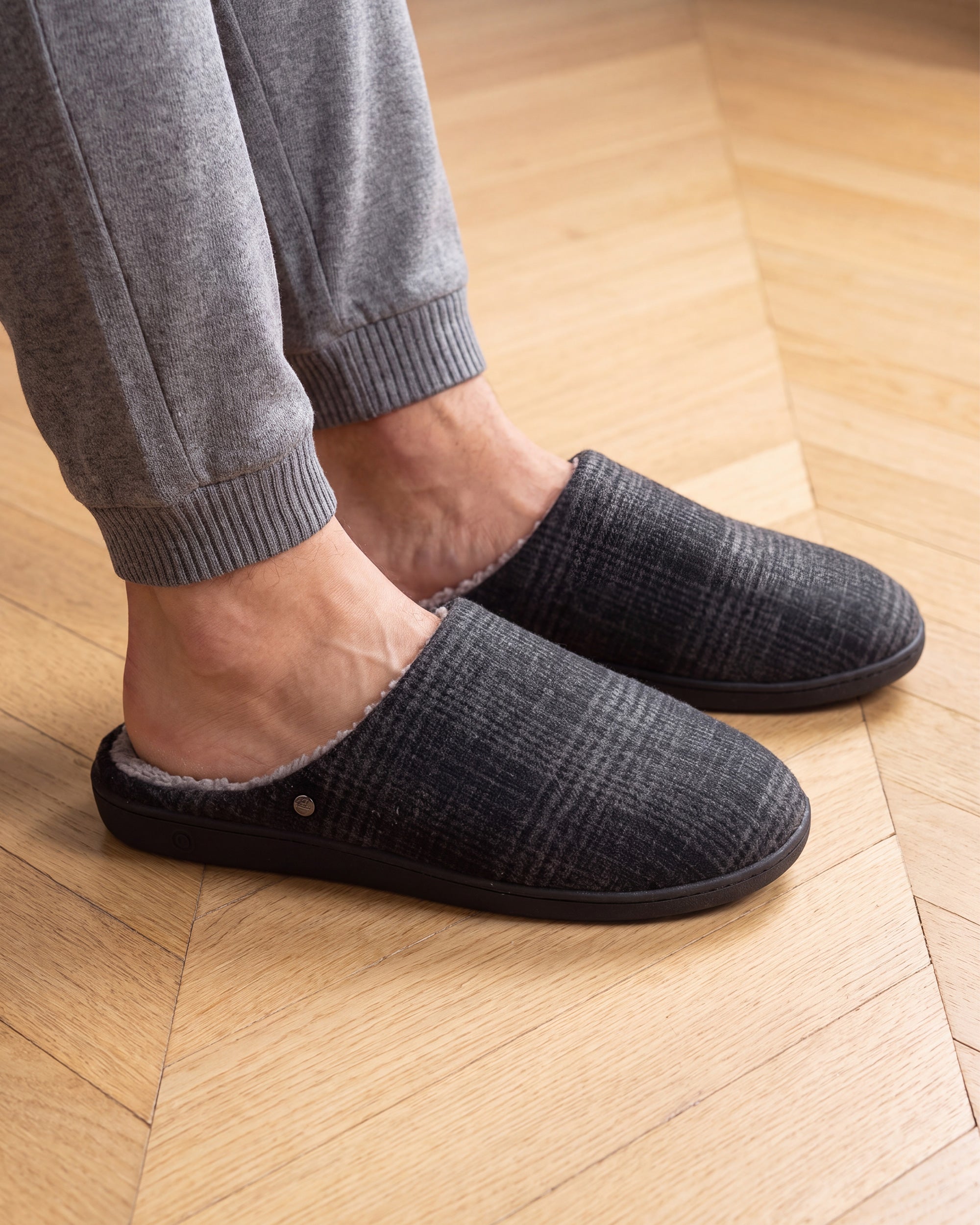 isotoner-chaussons-mules-homme-tartan-noir image 2