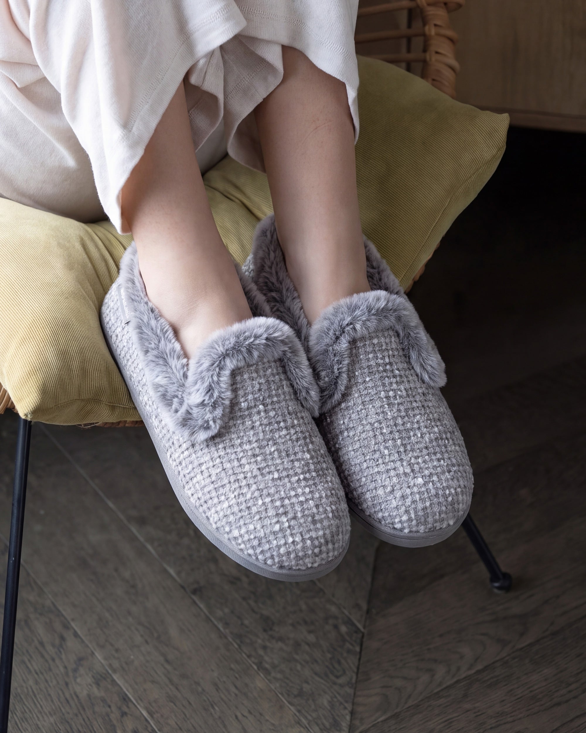 isotoner-chaussons-charentaises-femme-relief-gris image 2