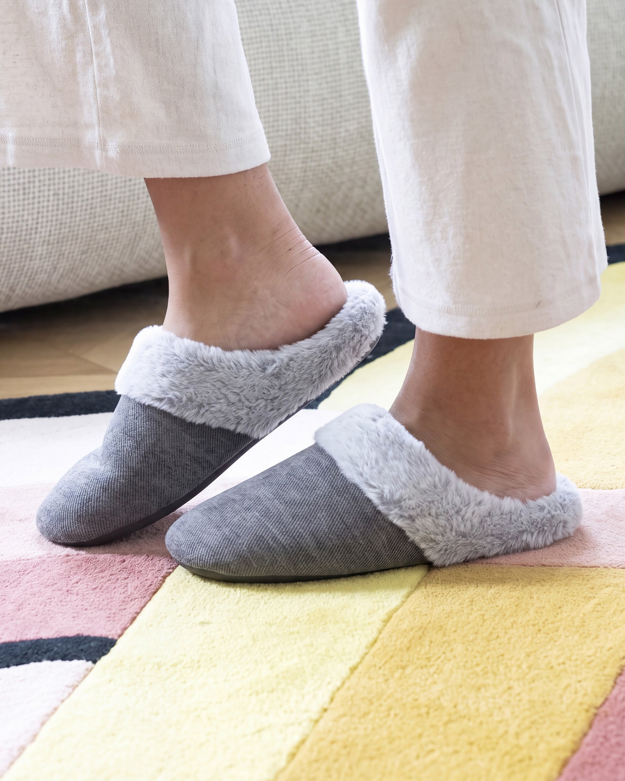 isotoner-chaussons-mules-femme-paillet-gris-fonc image 2
