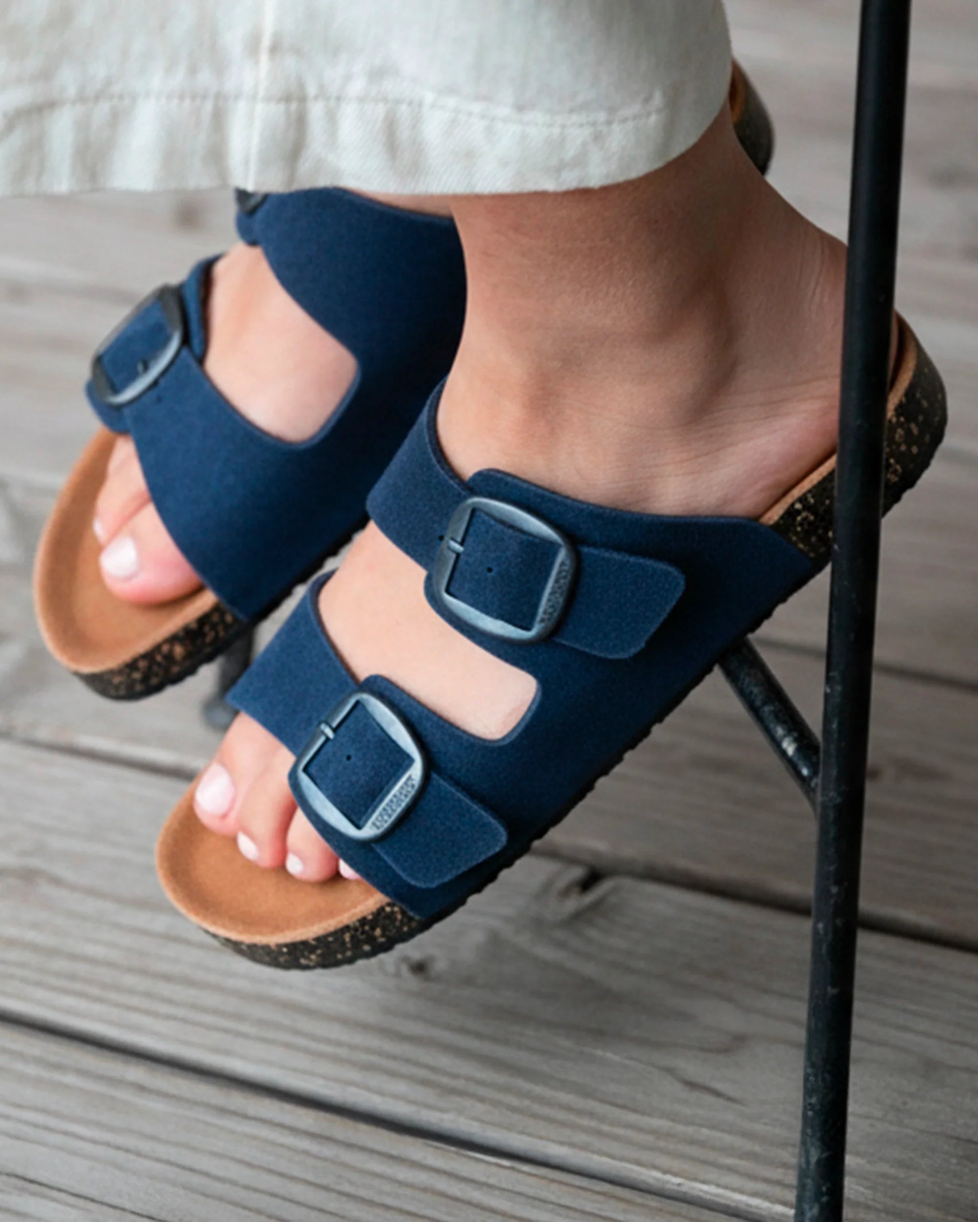 isotoner-mules-sandales-femme-double-bride-cuir-bleu-fonc image 2