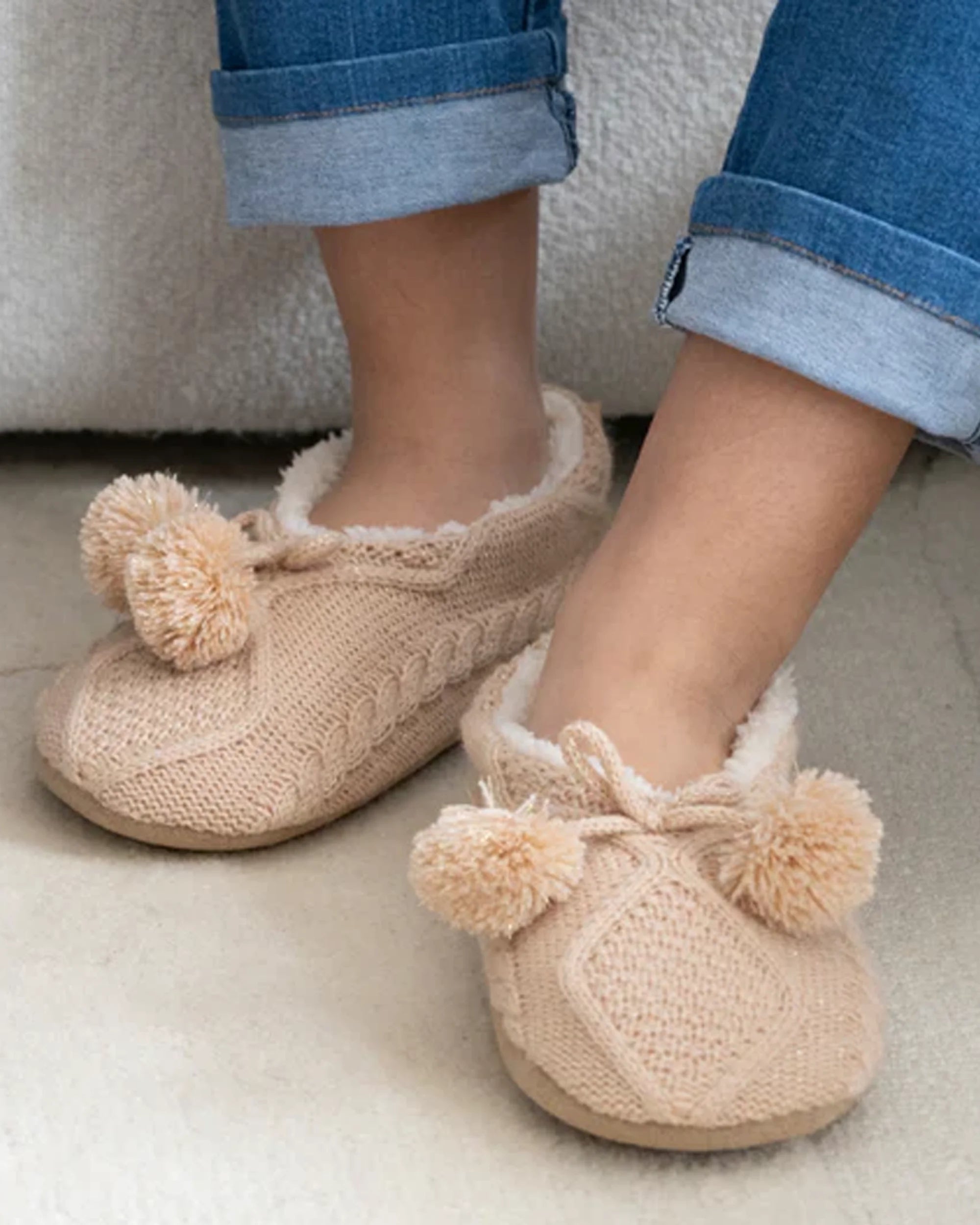 isotoner-chaussettes-chaussons-femme-pompons-sherpa-beige image 2
