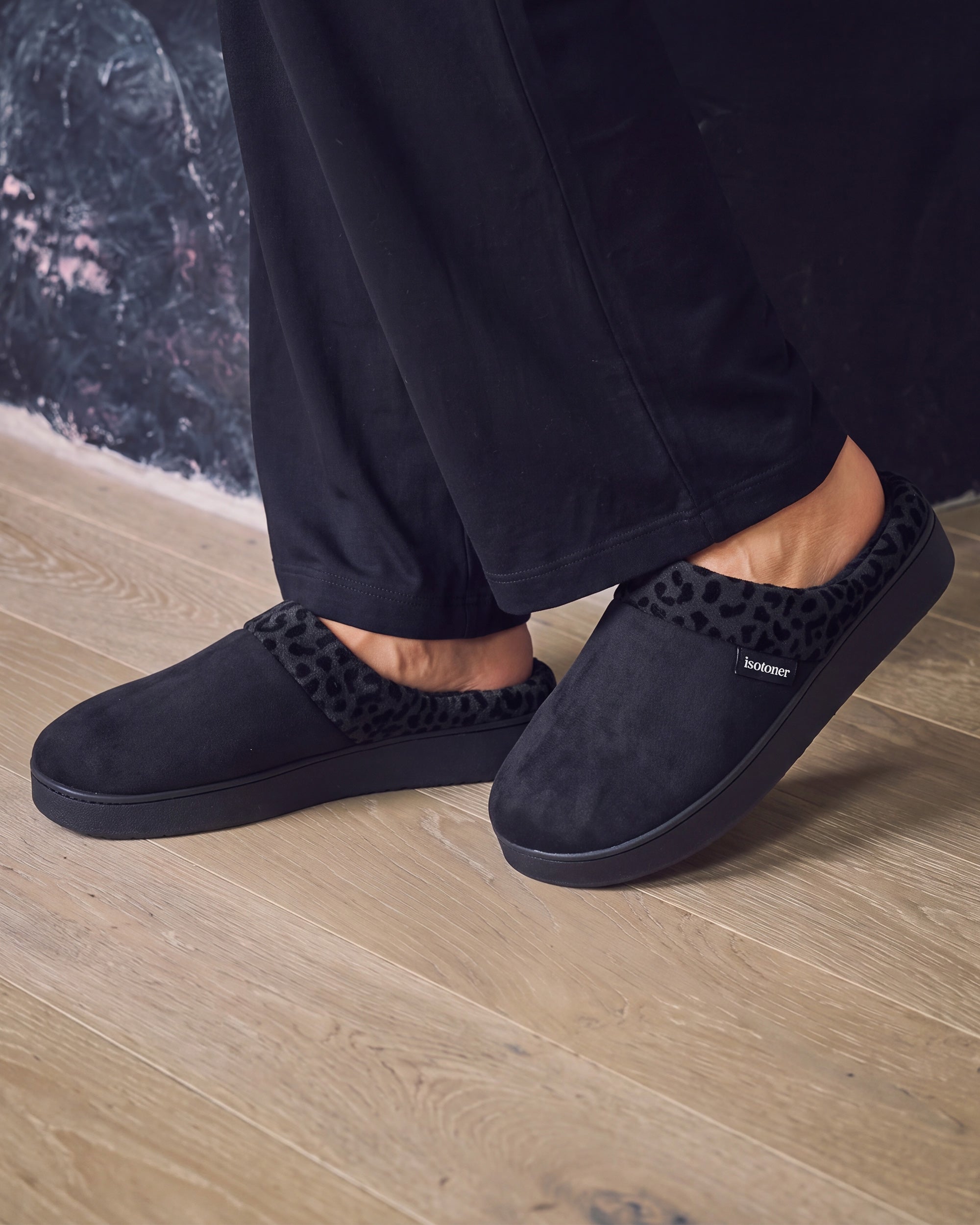 isotoner-chaussons-mules-plateforme-l-opard-noir-femme image 2