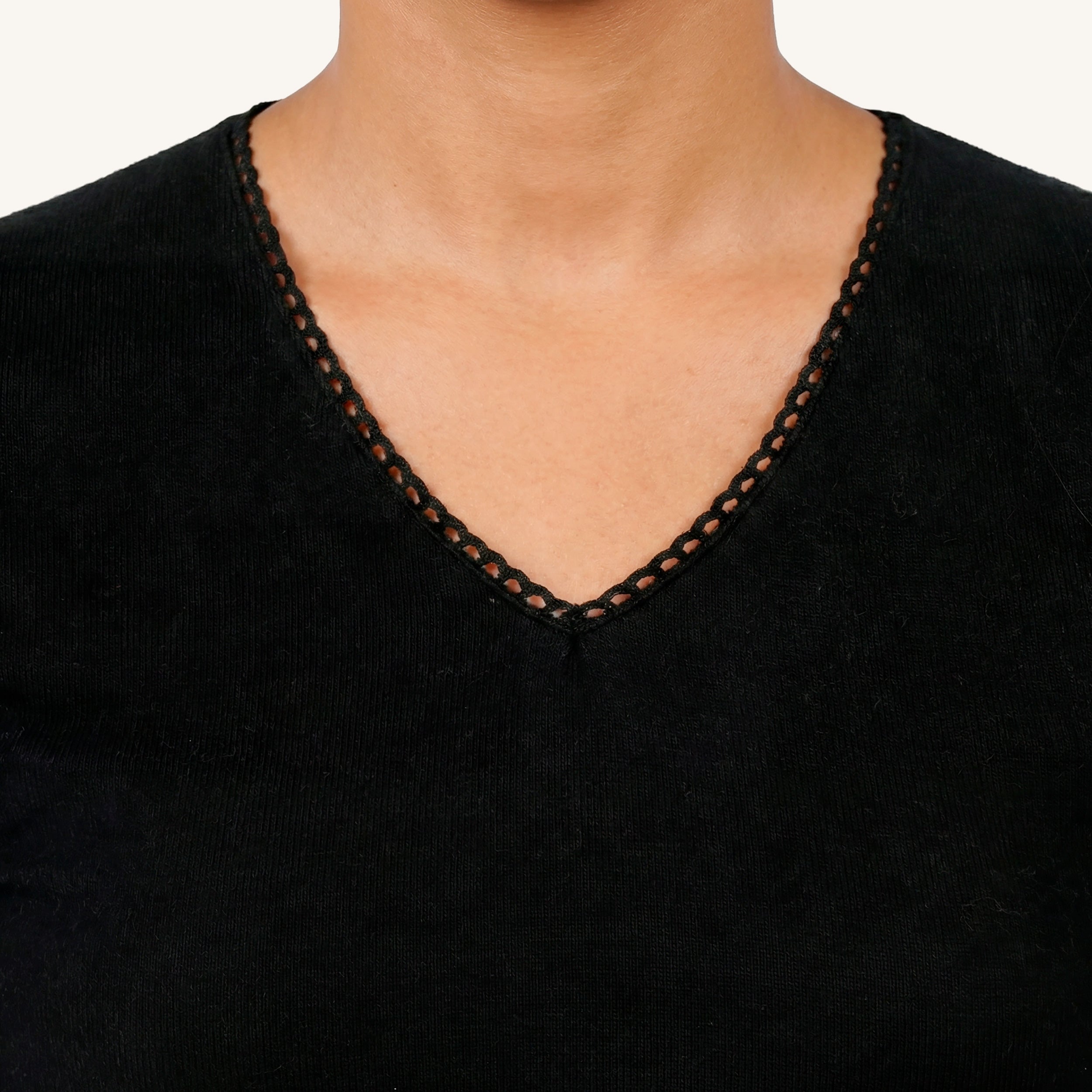 isotoner-t-shirt-manches-courtes-femme-noir-col-v-dentelle image 2