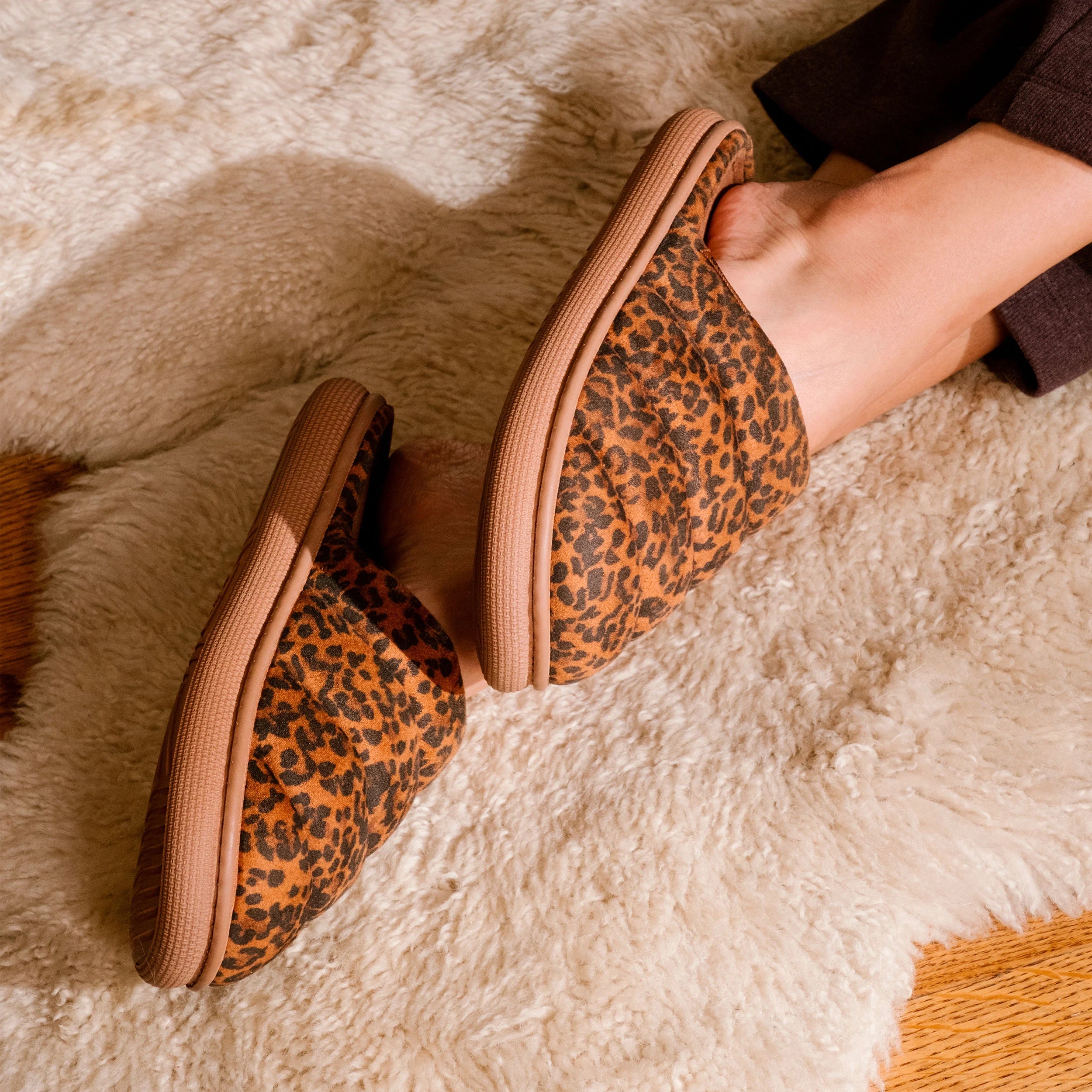 isotoner-chaussons-mules-femme-bloup-l-opard-camel image 2