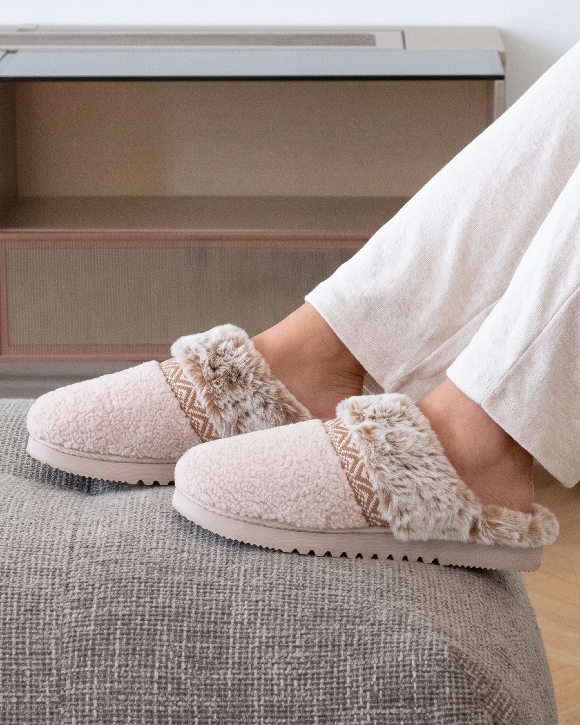 isotoner-chaussons-mules-crant-es-femme-beige image 1