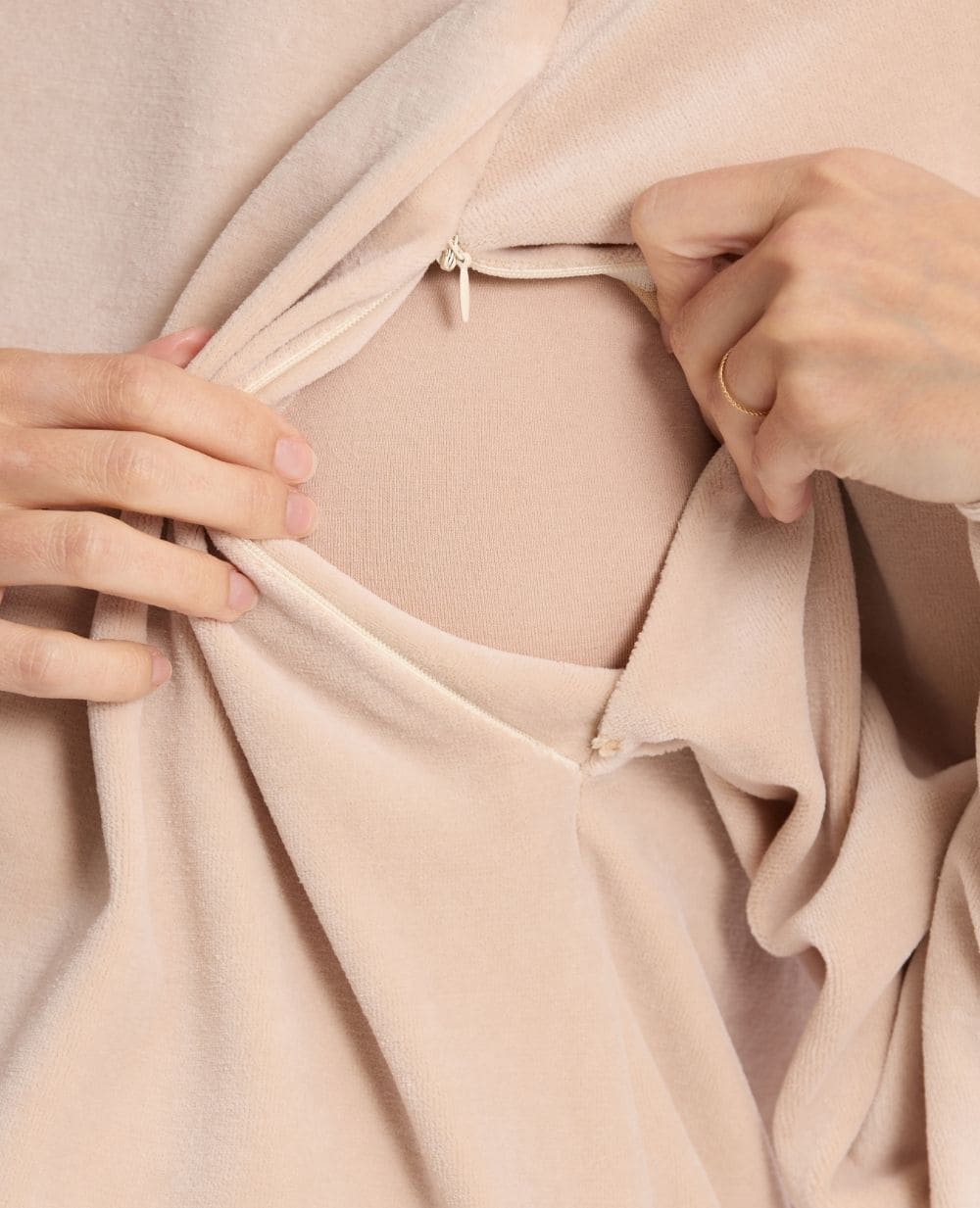cache-c-ur-sweat-grossesse-et-allaitement-enzo-beige-velours image 4