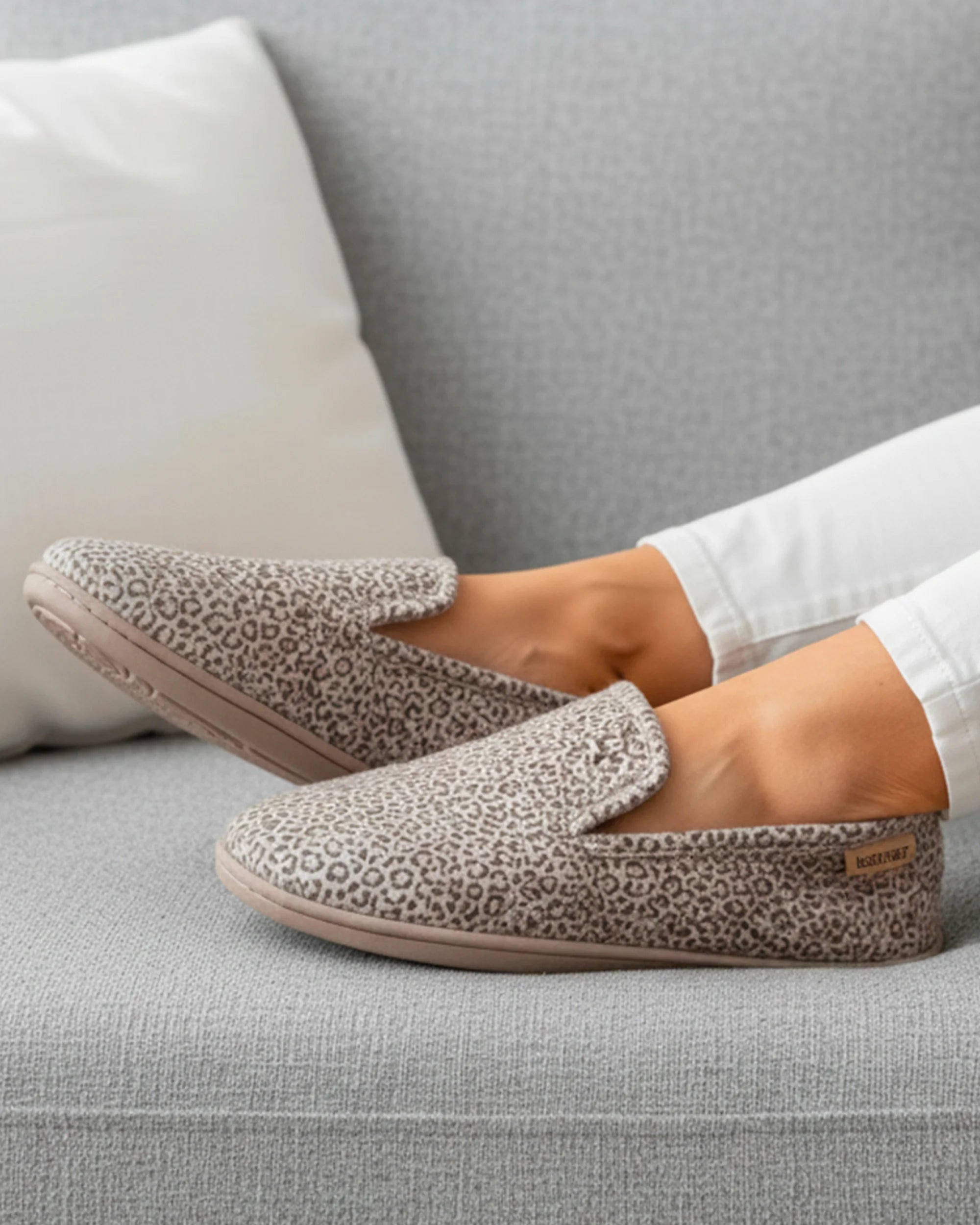 isotoner-chaussons-charentaises-femme-l-opard-beige image 2