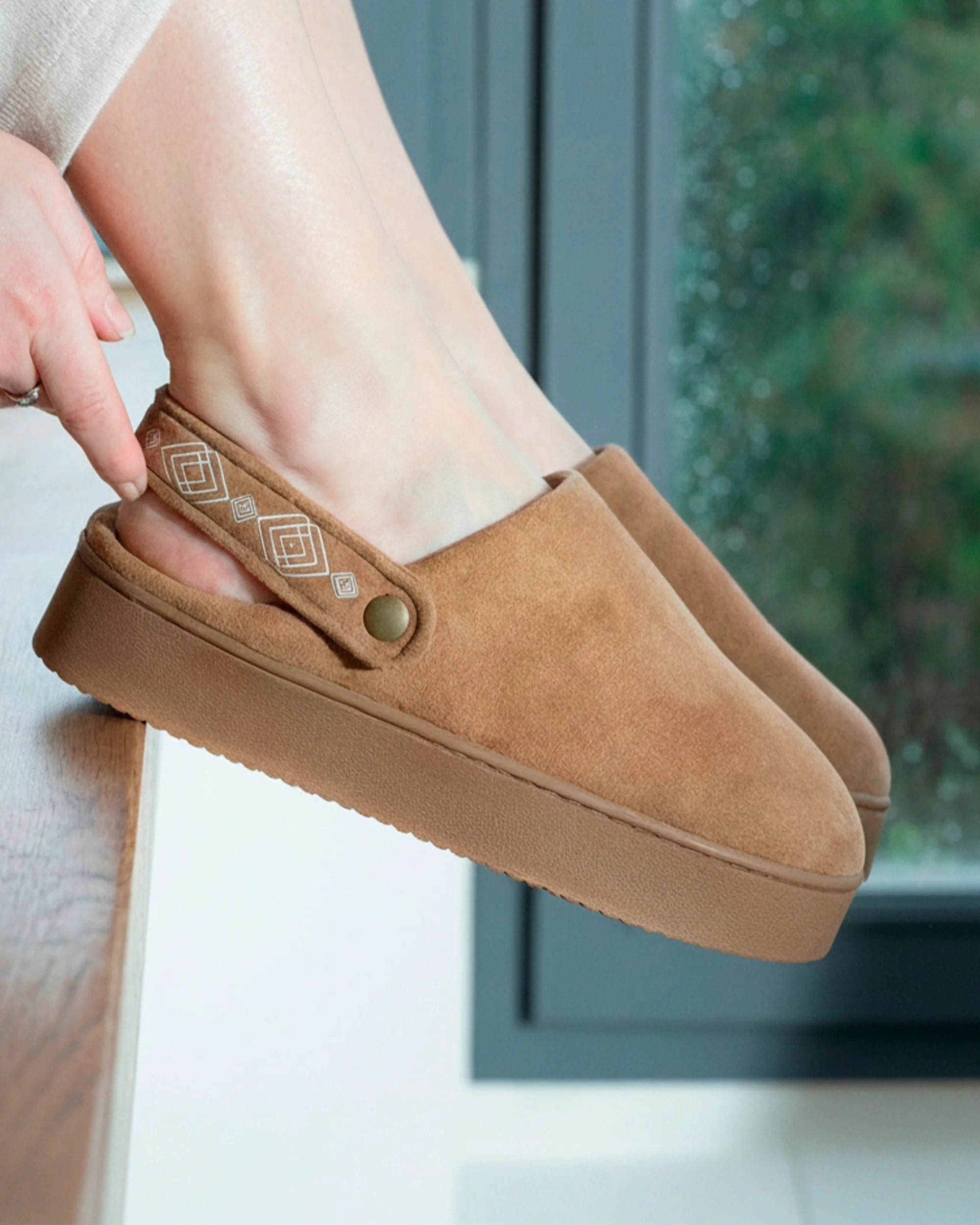 isotoner-chaussons-mules-plateforme-femme-camel-2 image 2