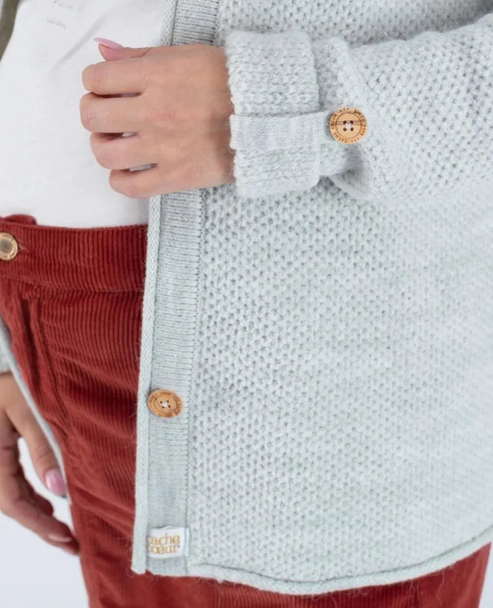 cache-c-ur-abelha-cardigan-de-grossesse-en-maille-gris-perle image 4