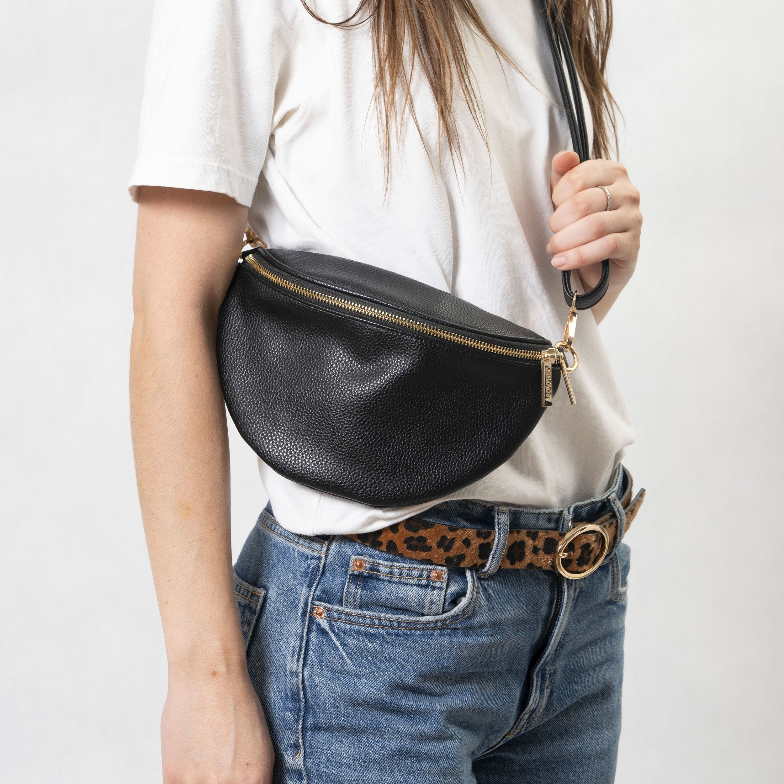 isotoner-sac-banane-femme-noir-grain-multi-poches image 2