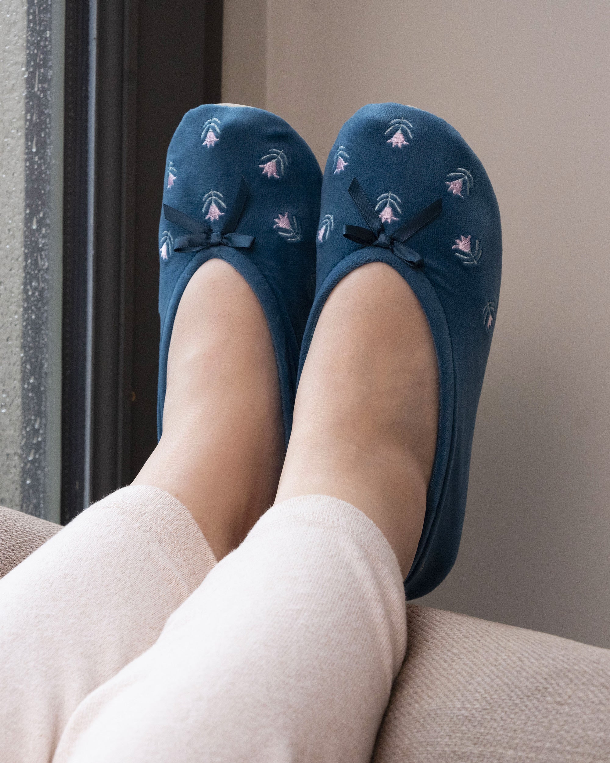 isotoner-chaussons-ballerines-femme-grand-n-ud-bleu-fleurs image 2