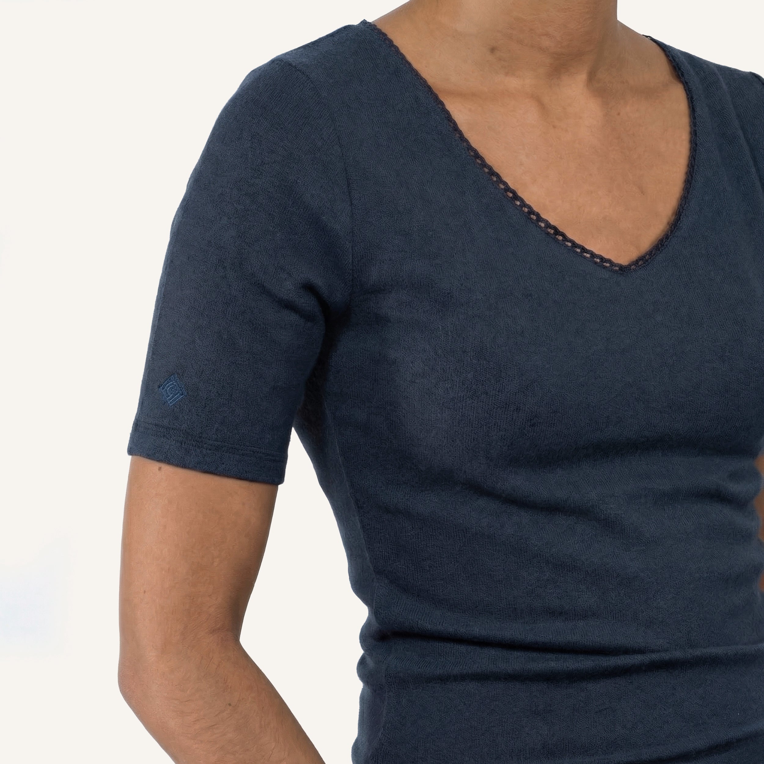 isotoner-t-shirt-manches-courtes-femme-marine-chin-col-v image 4