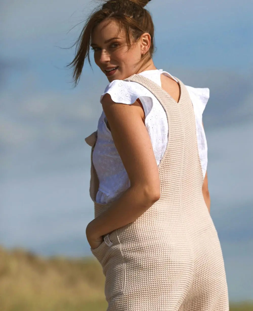 cache-c-ur-salopette-de-maternit-et-allaitement-maya-beige image 3