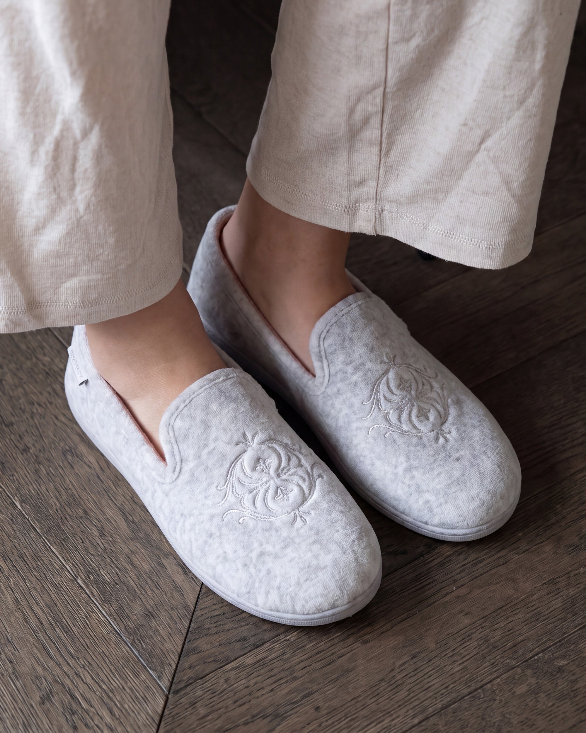 isotoner-chaussons-charentaises-femme-gris-chin-m-moire-de-forme image 2