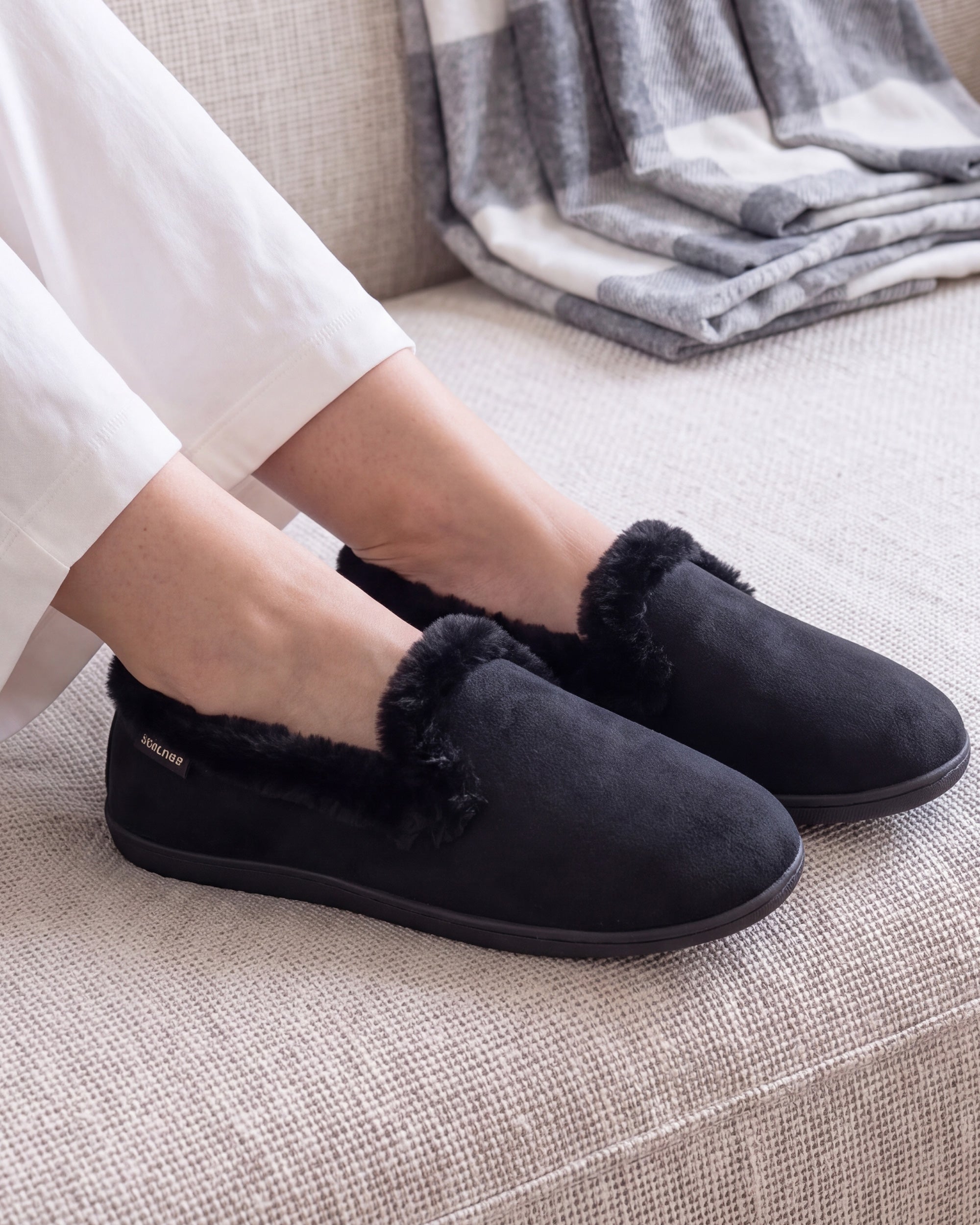 isotoner-chaussons-charentaises-femme-velours-noir image 2