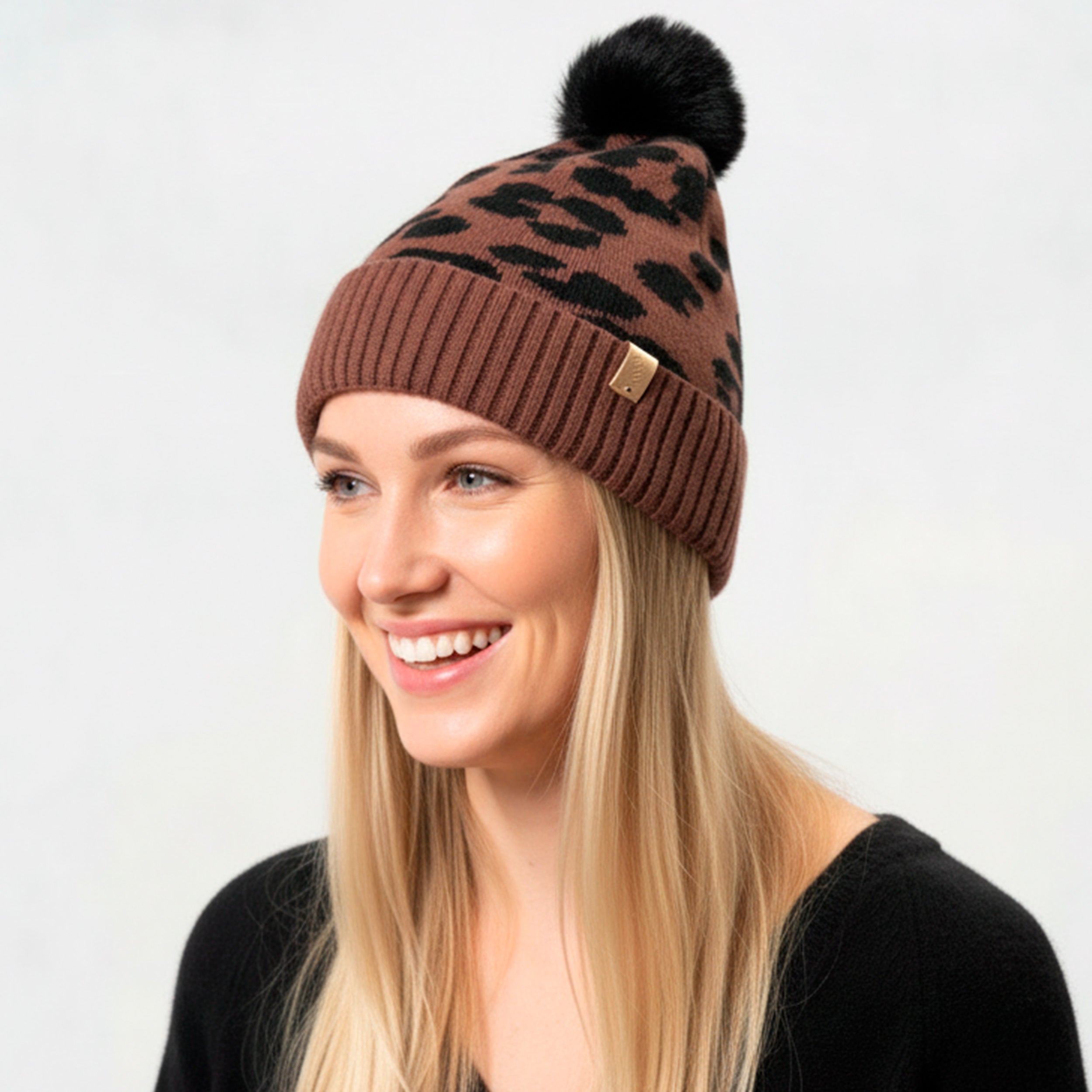 isotoner-bonnet-femme-l-opard-ultra-doux-pompon image 2