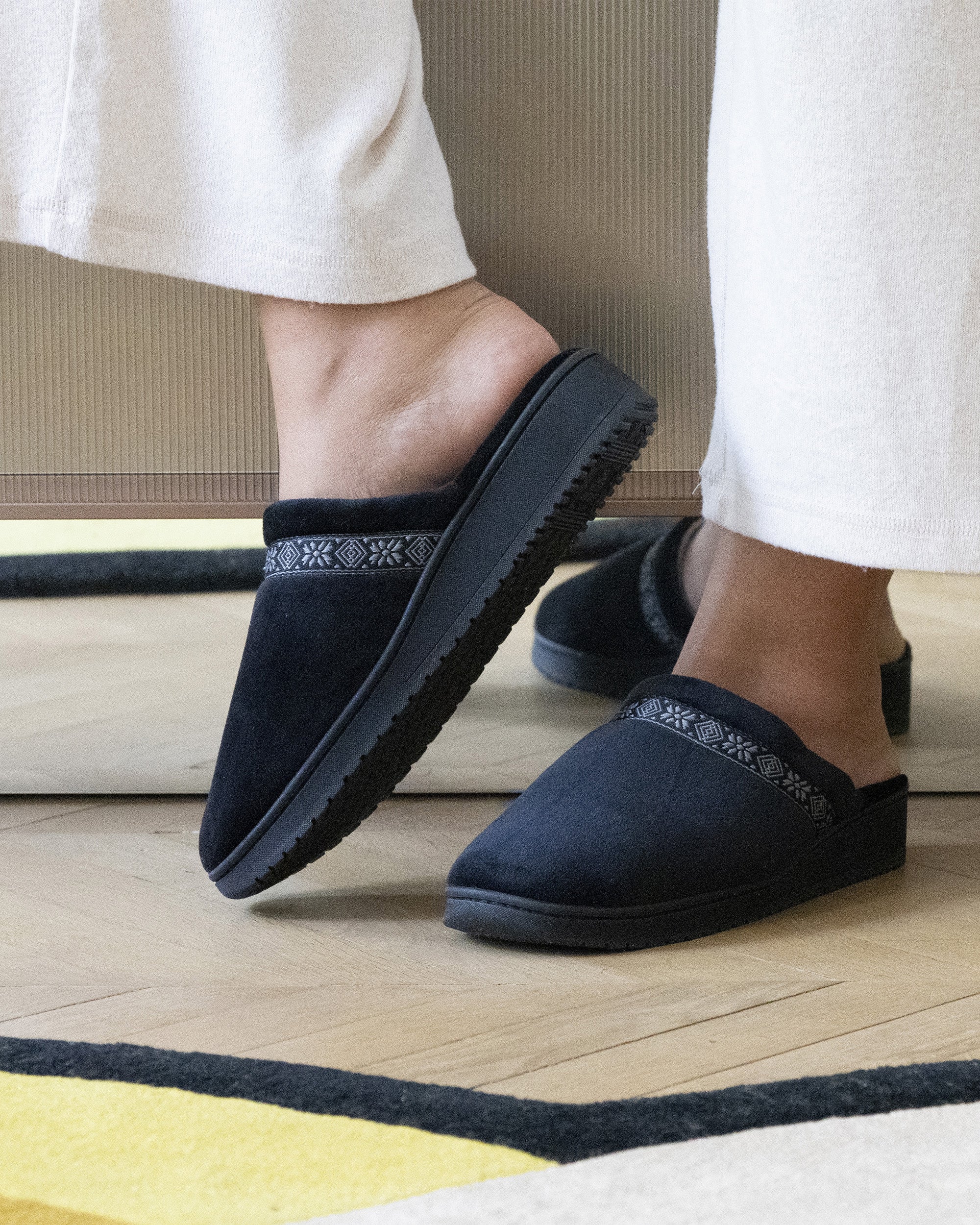 isotoner-chaussons-mules-femme-talon-3-7-cm-noir image 2