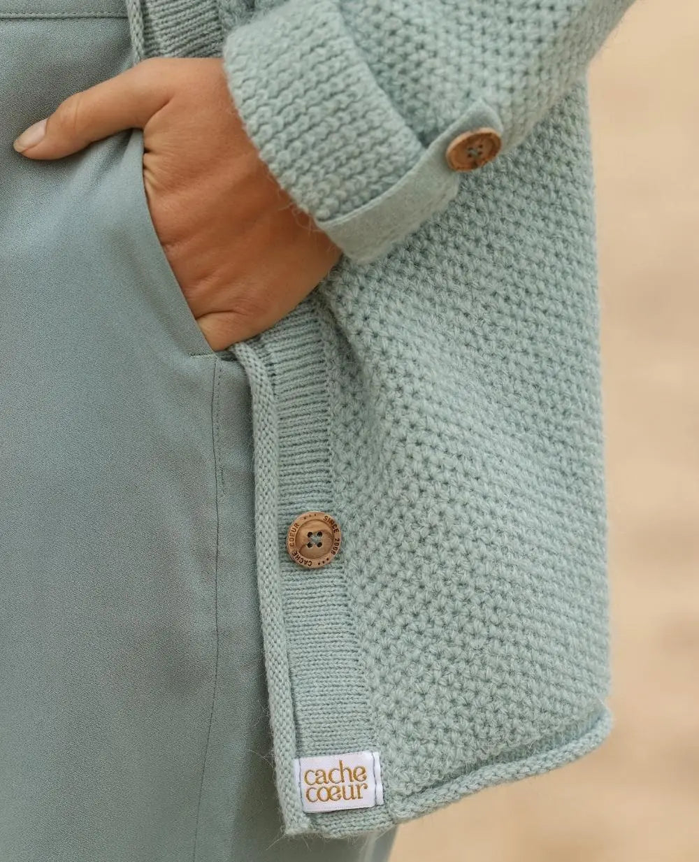 cache-c-ur-abelha-cardigan-de-grossesse-en-maille-sauge image 6