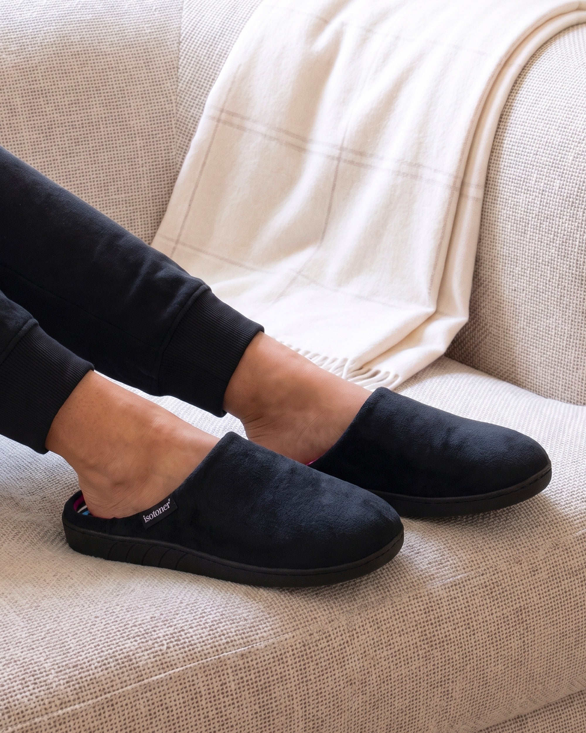 isotoner-chaussons-mules-femme-noir-rayures-canard image 2