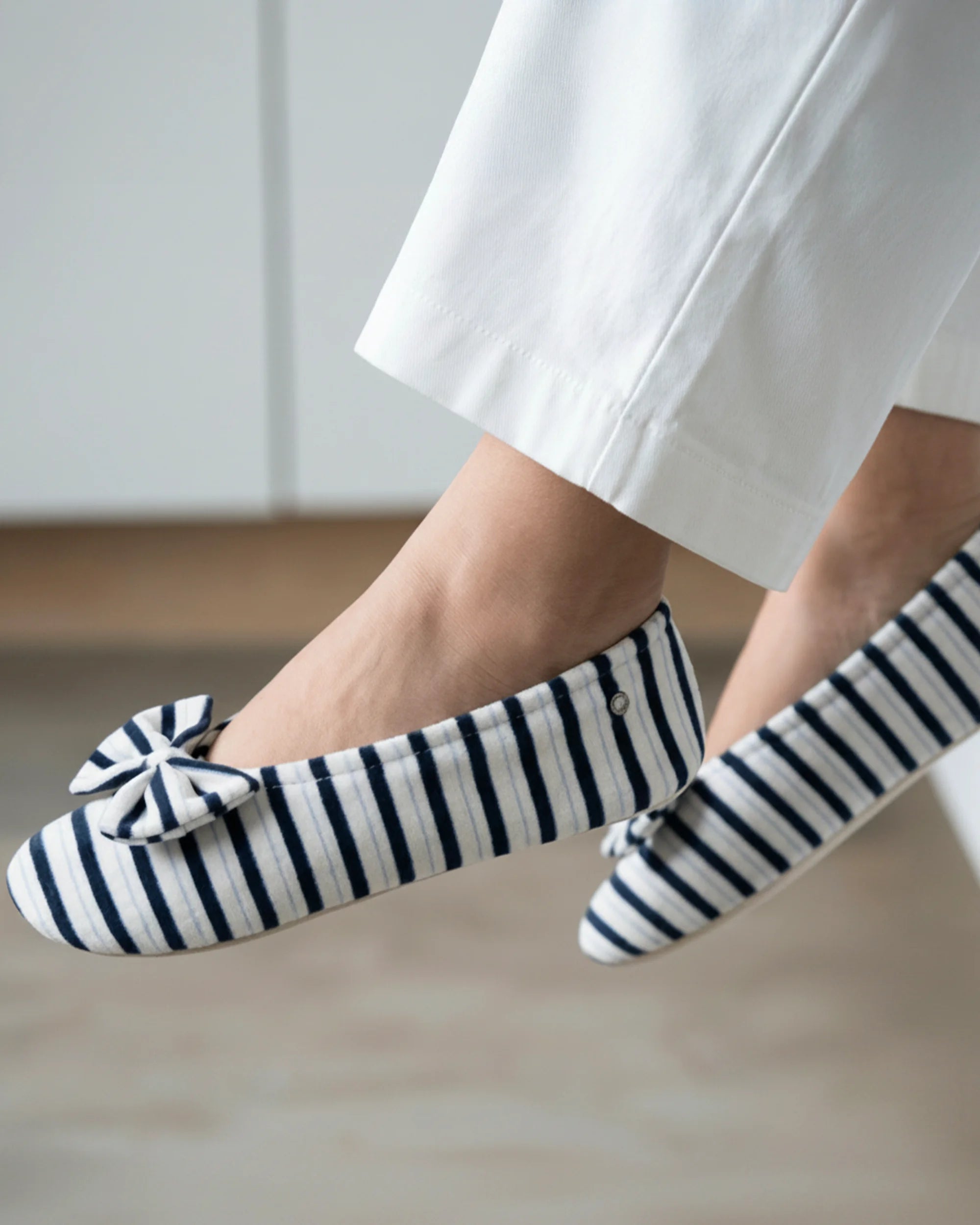 isotoner-chaussons-ballerines-femme-n-ud-rayures-bleues image 2