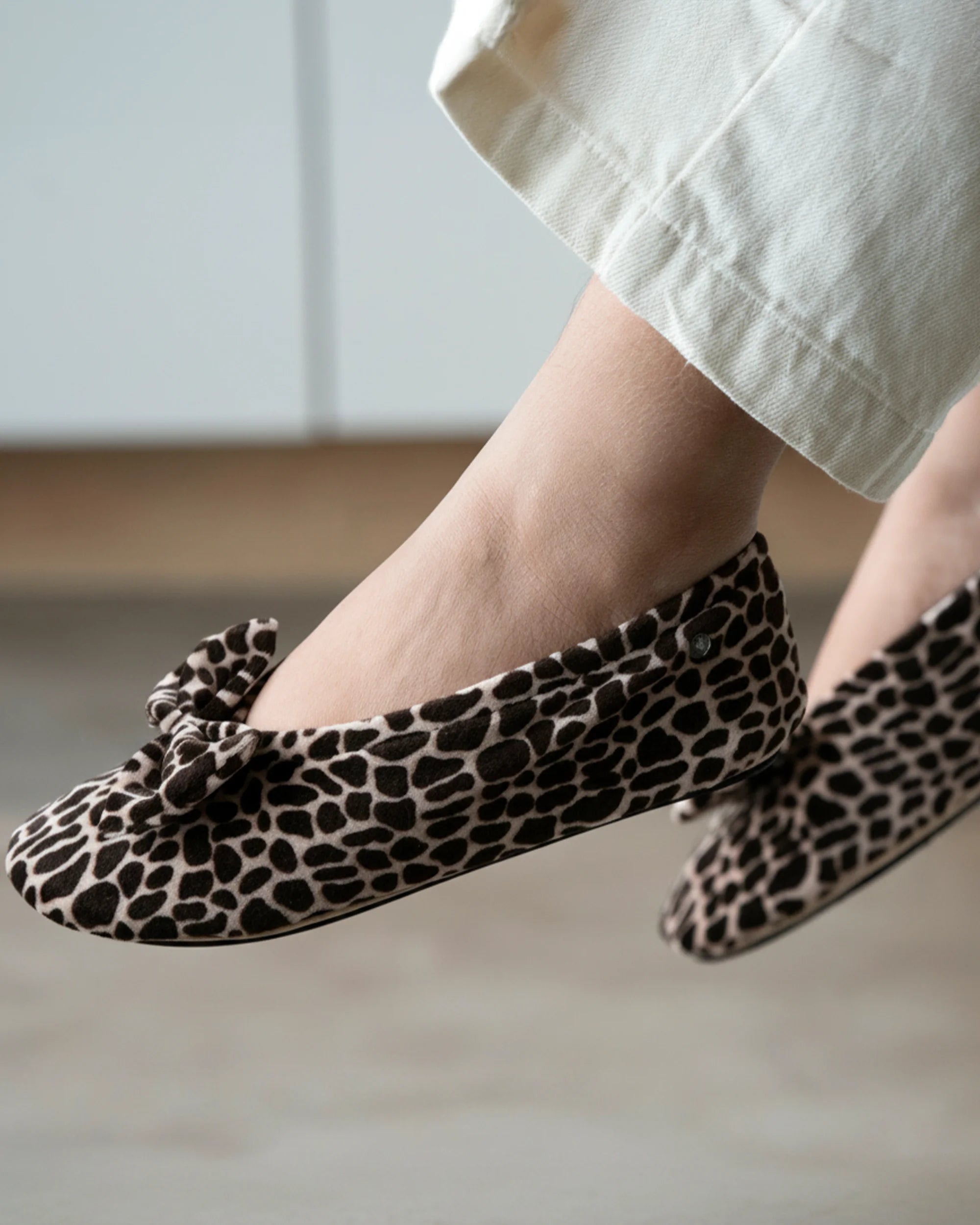 isotoner-chaussons-ballerines-femme-n-ud-girafe image 2