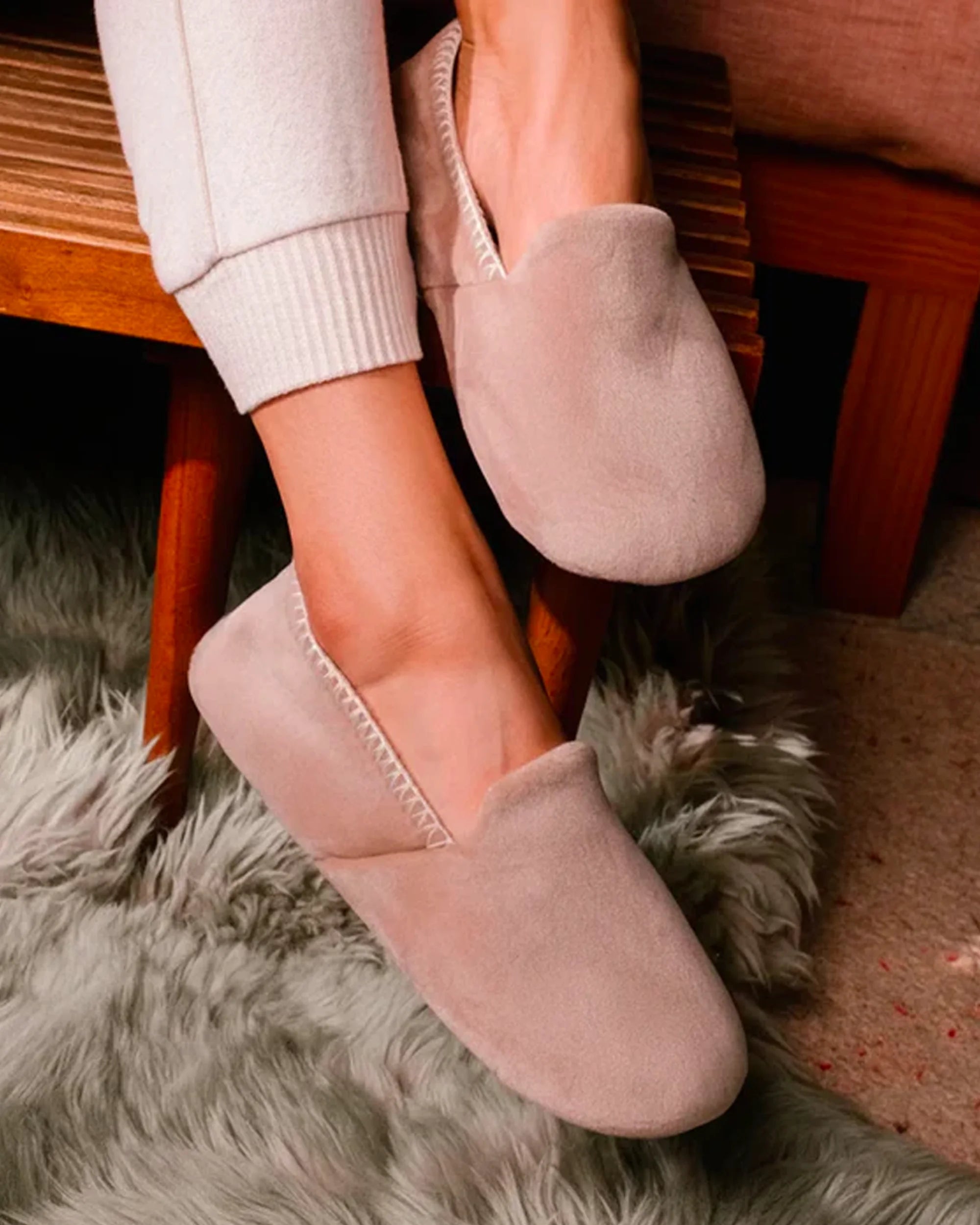isotoner-chaussons-slippers-femme-beige-broderie image 2