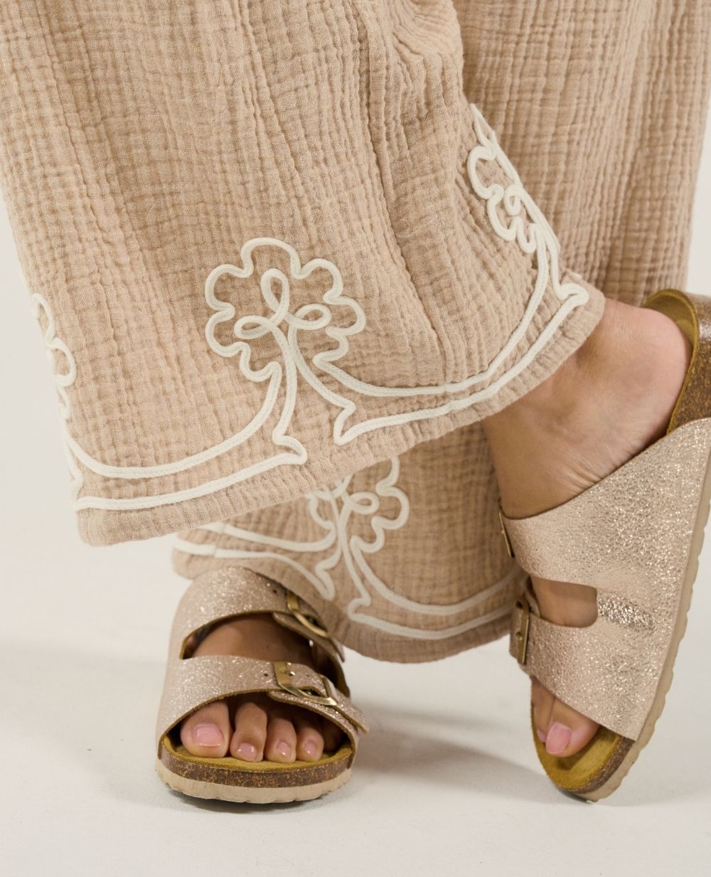 cache-c-ur-yael-salopette-de-maternit-coton-brod-beige image 8