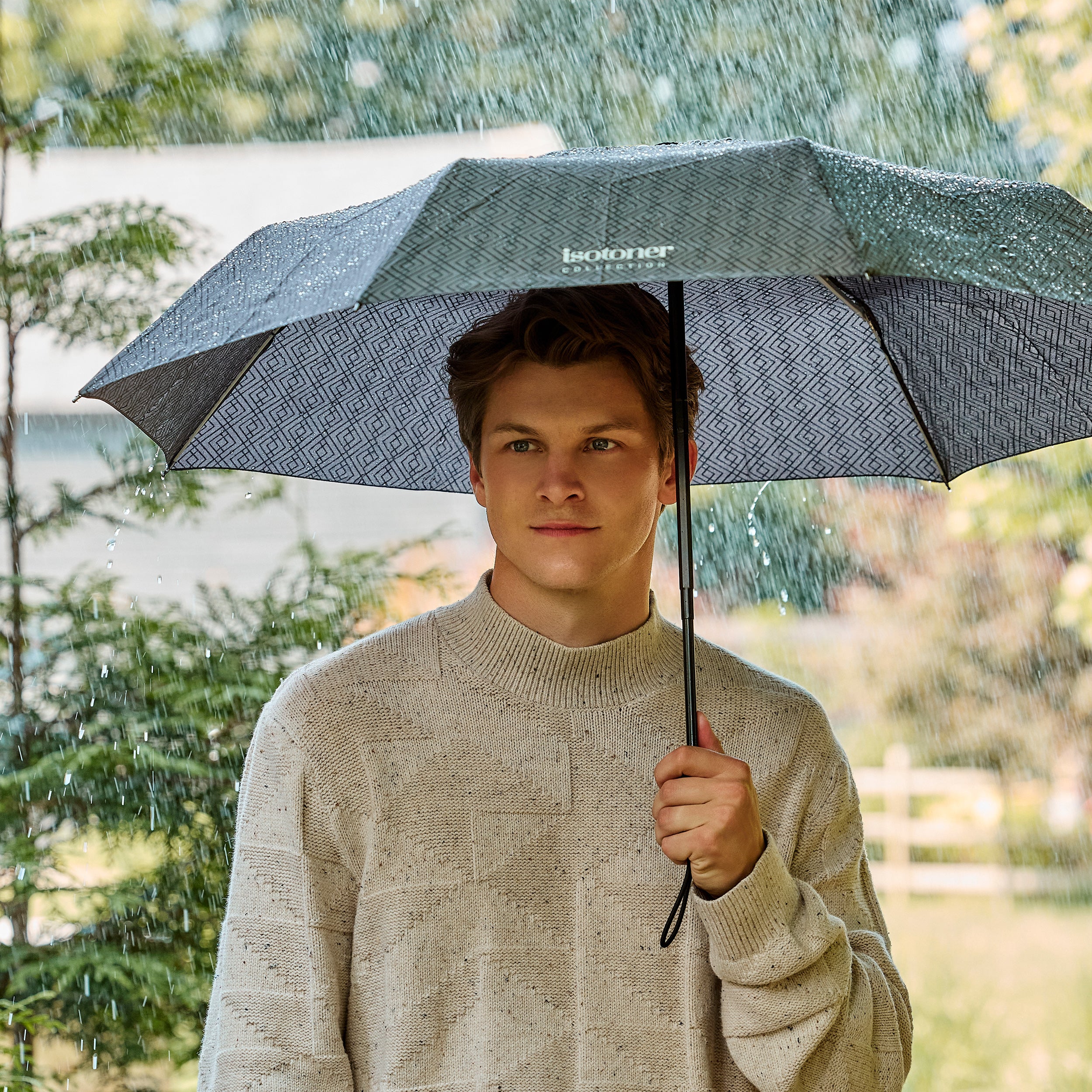 isotoner-parapluie-x-tra-solide-monogramme-homme image 2