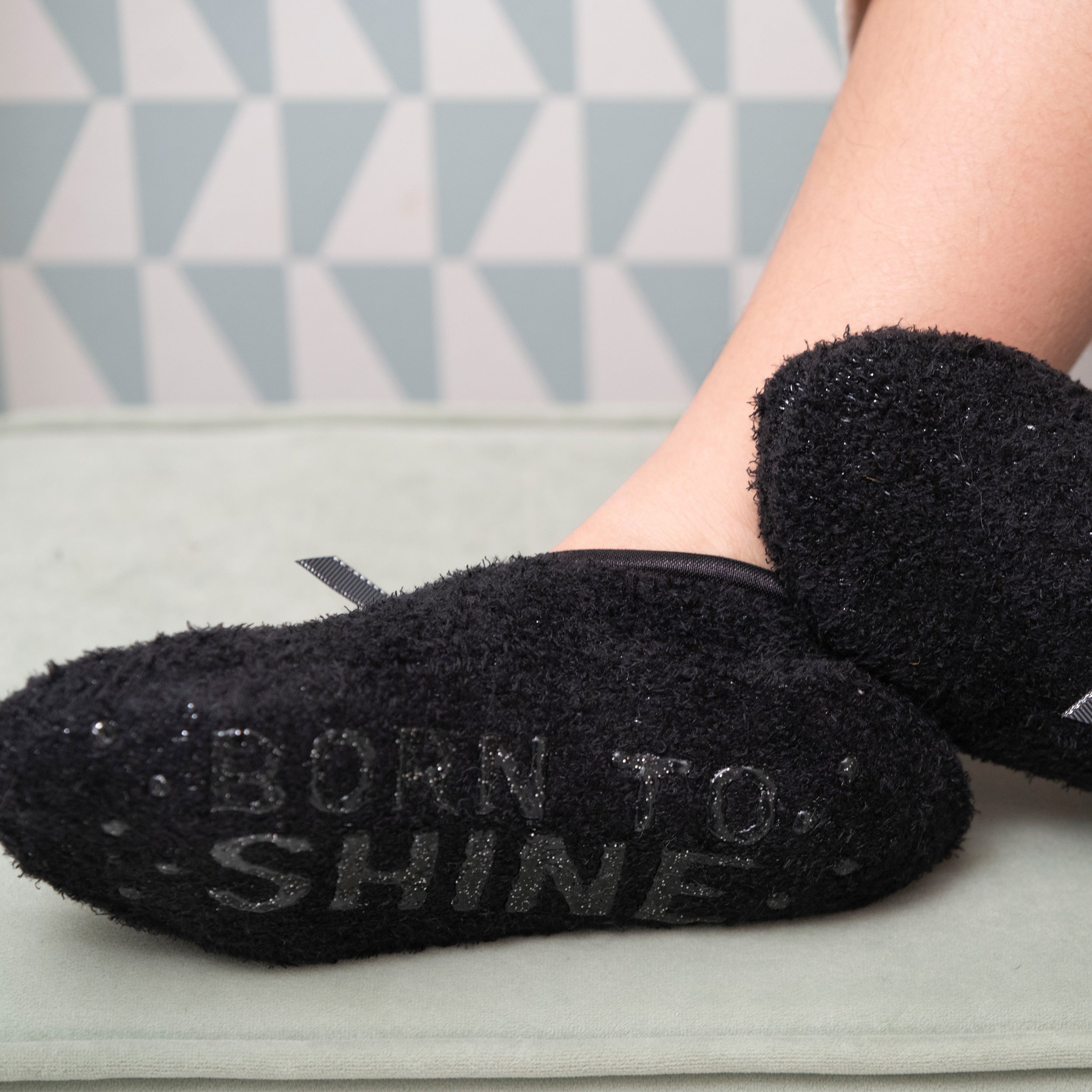 isotoner-chaussettes-femme-peluche-noir-n-ud-satin image 2