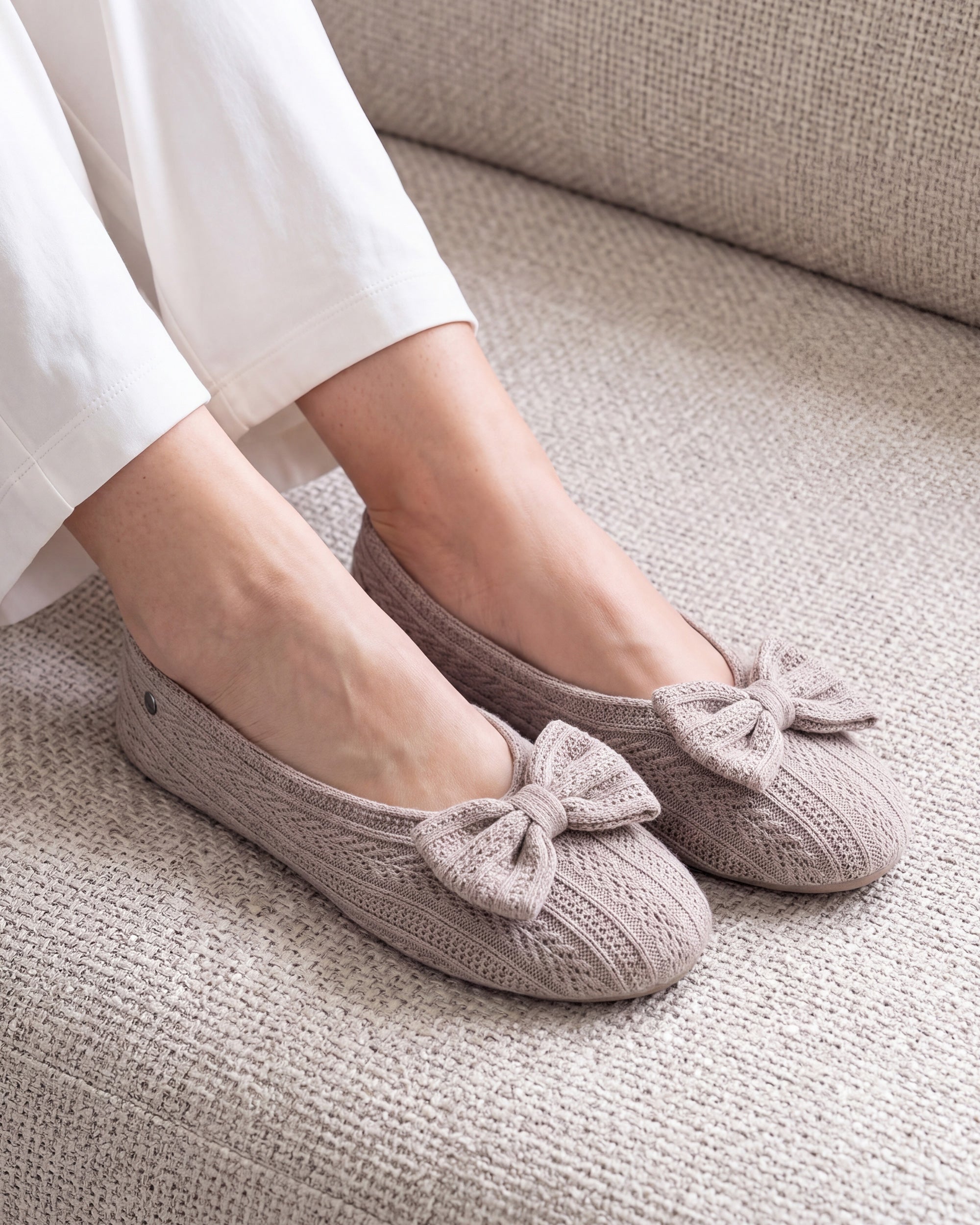 isotoner-chaussons-ballerines-femme-grand-n-ud-taupe image 2