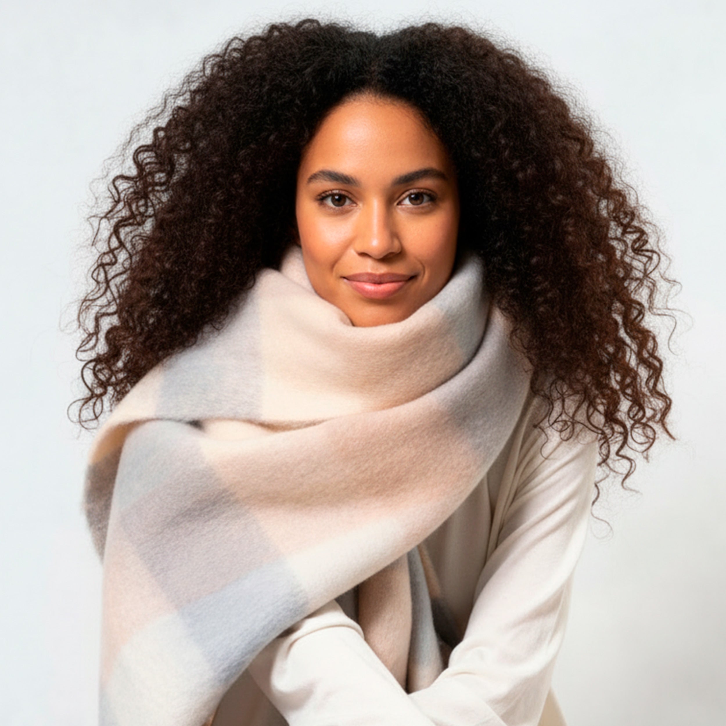isotoner-charpe-plaid-femme-avec-franges-beige-gris image 2