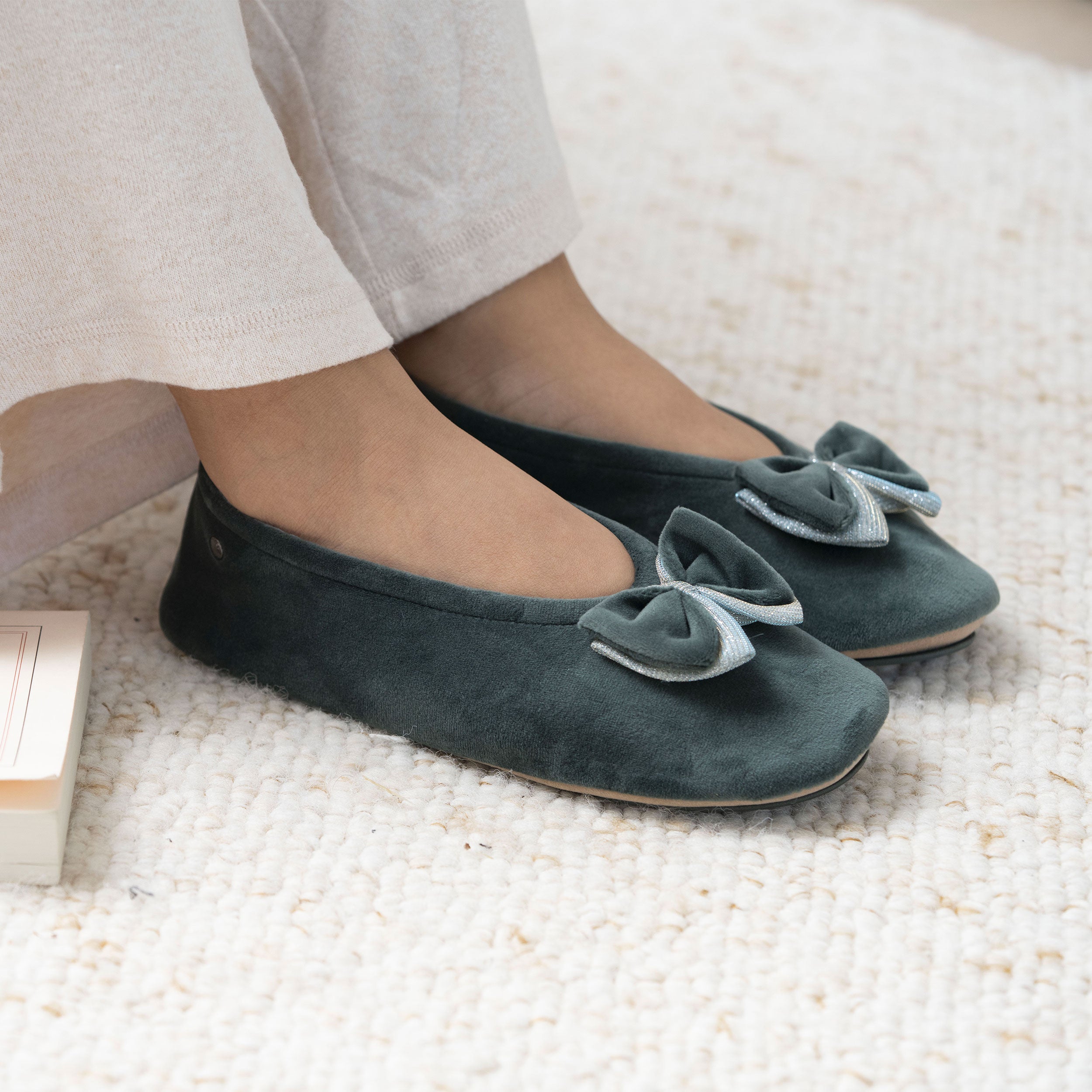 isotoner-chaussons-ballerines-femme-double-n-ud-sauge image 2